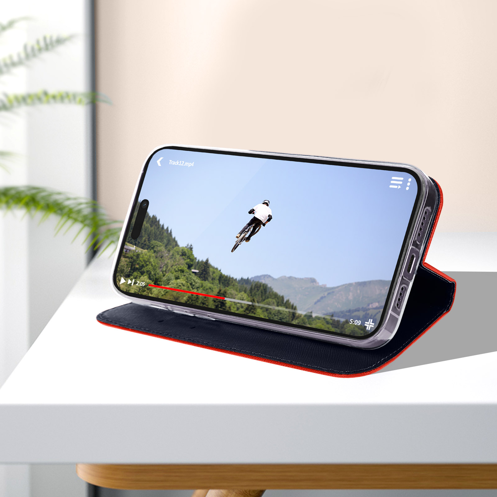 Telefono in una custodia che riproduce un video di una persona in bicicletta.