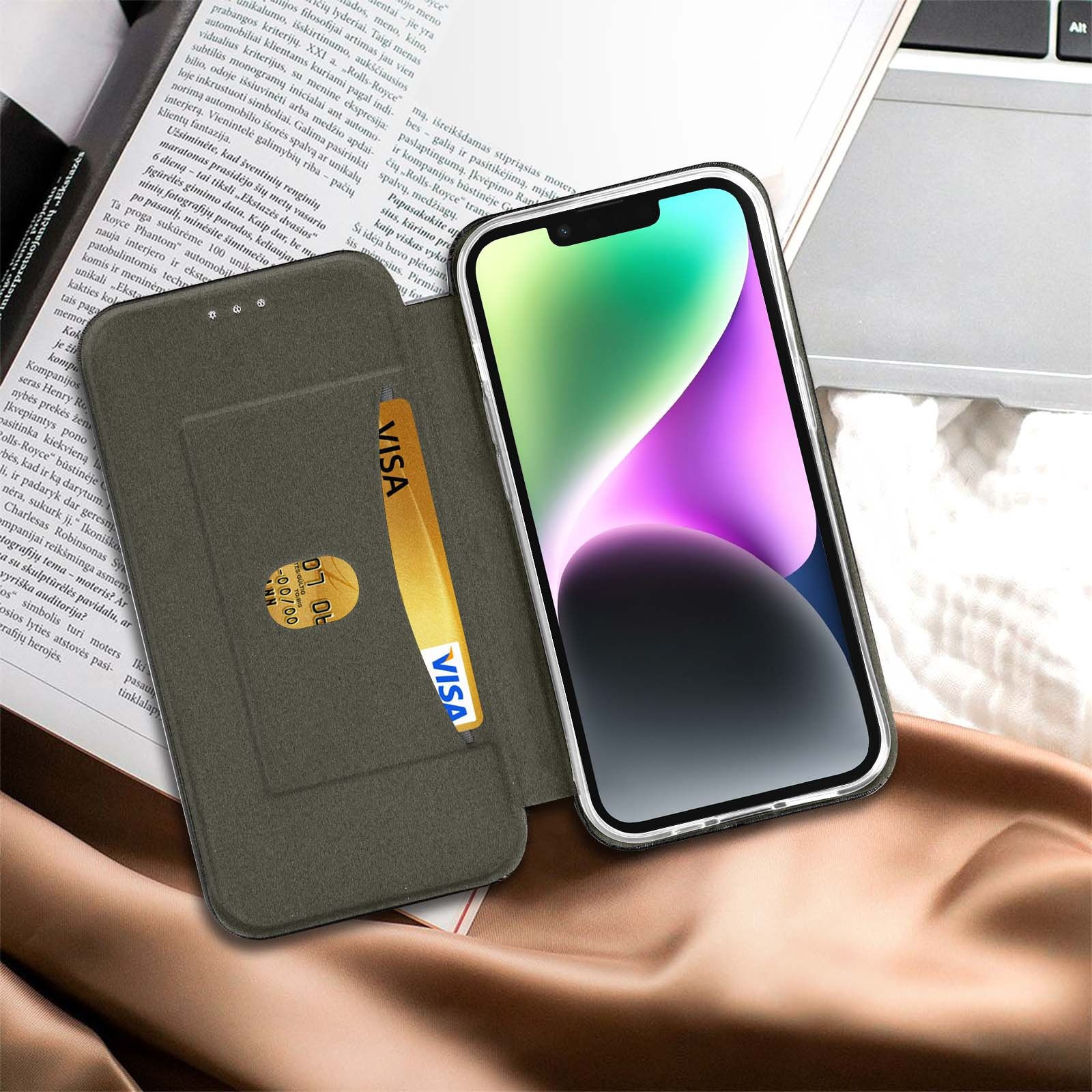 Un telefono con una carta Visa in una custodia a portafoglio, su un libro e un lenzuolo. Testo e sfondo sfocato.