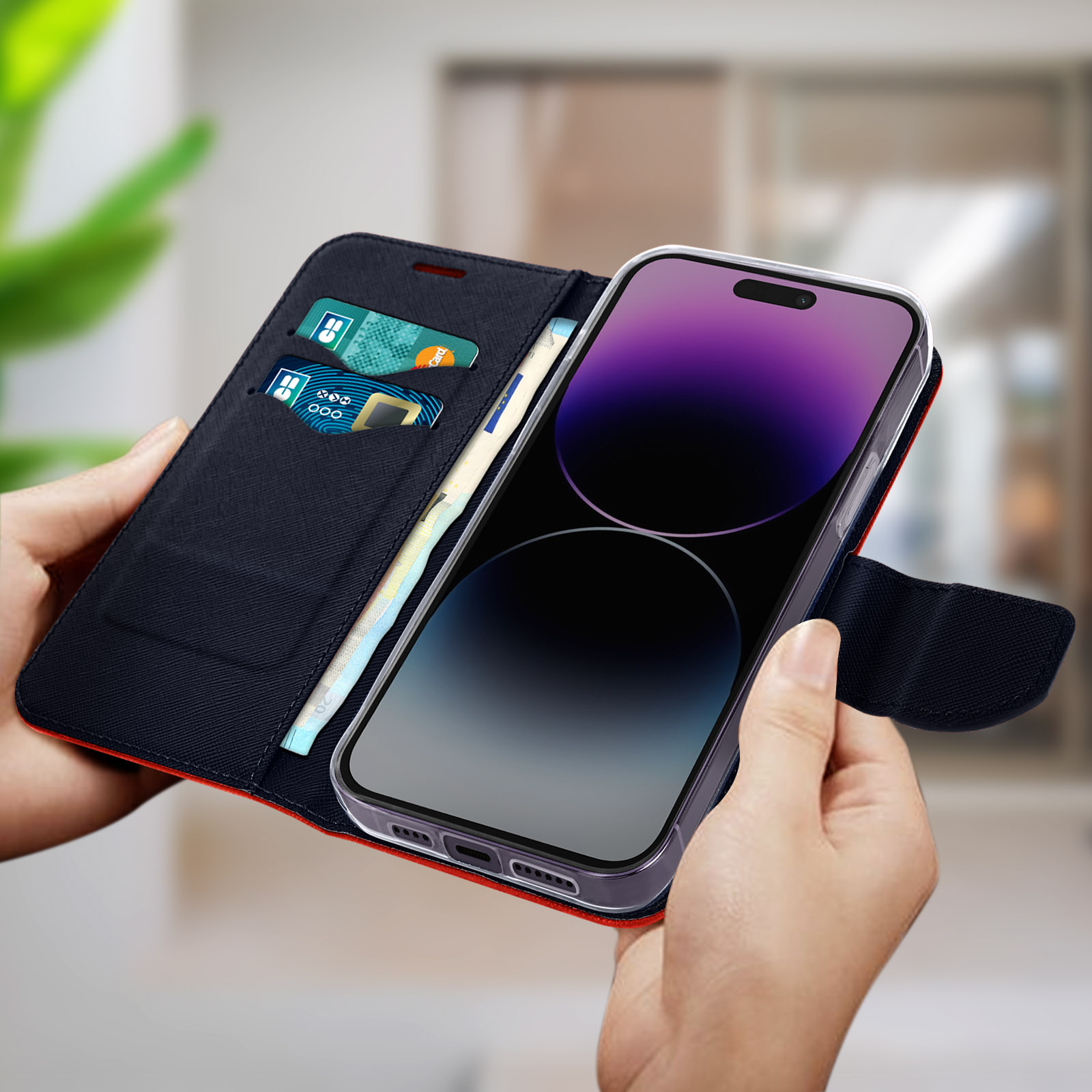 Mani che tengono una custodia con telefono, mostra carte e contanti.
