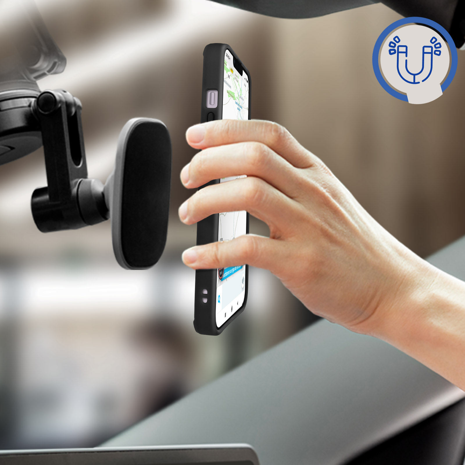 Een hand plaatst een telefoon met een zwarte hoes op een magnetische telefoonhouder in een auto.