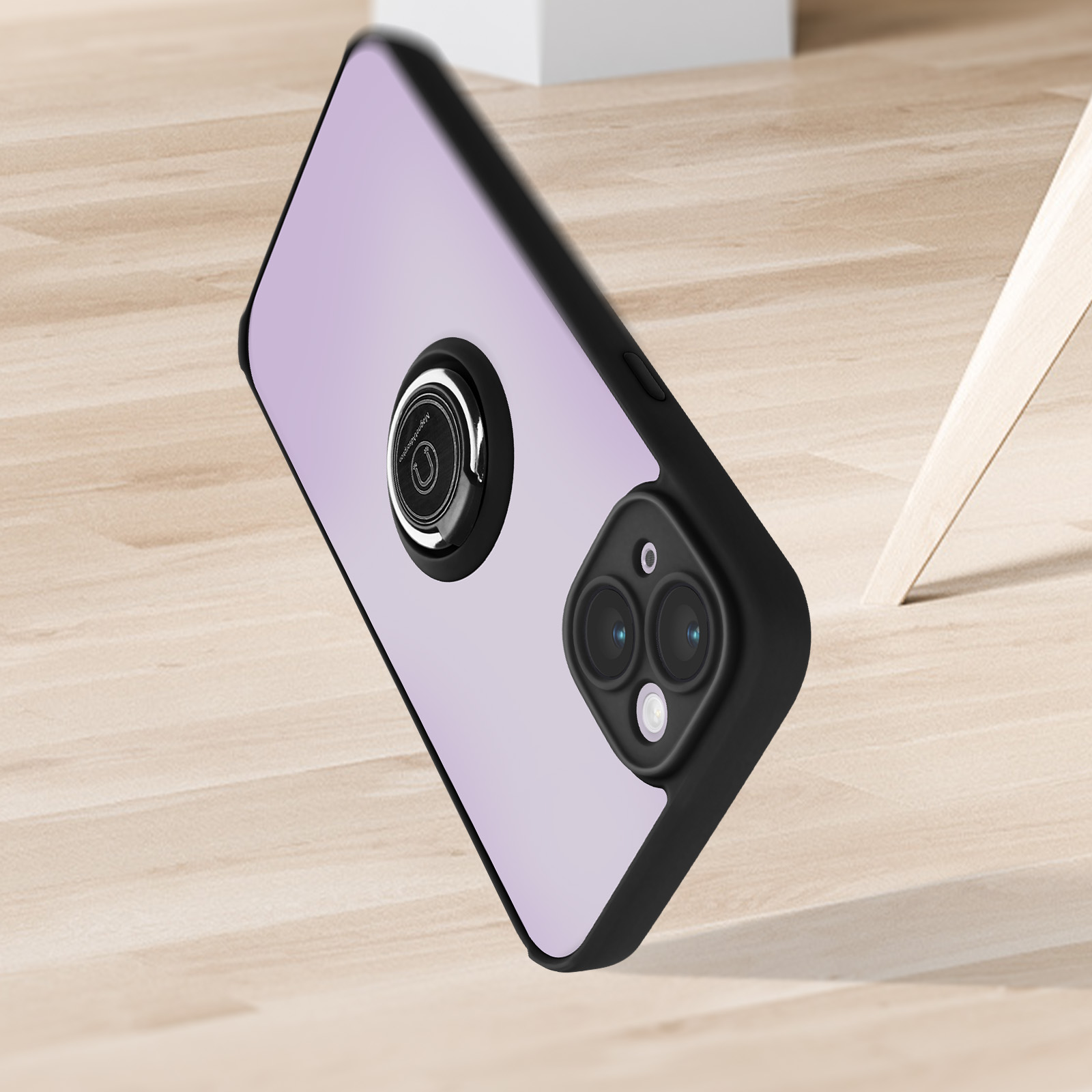 Een telefoonhoesje met een ringhouder op een houten tafel.