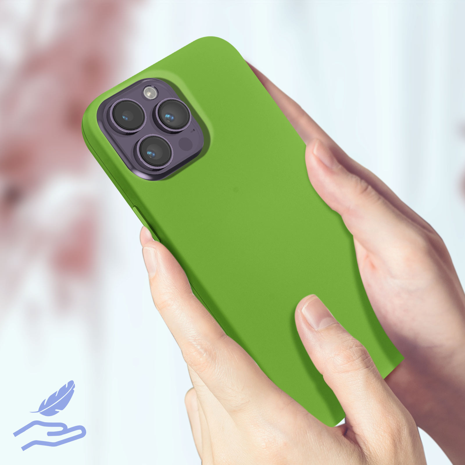 Mains tenant une coque de téléphone verte avec découpes pour l'appareil photo. Le fond est flou.