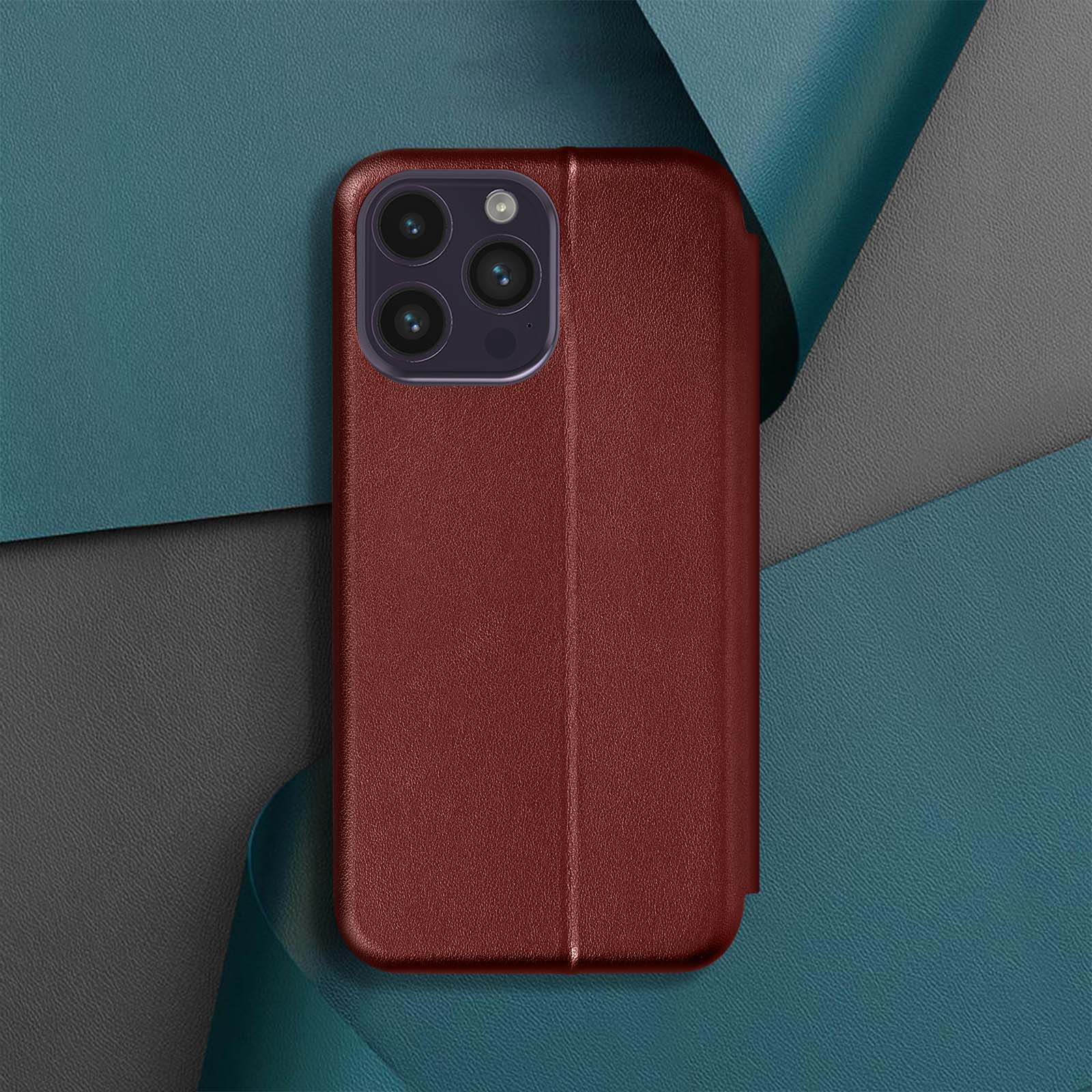 Una custodia per telefono rossa, chiusa, con il rigonfiamento della fotocamera visibile. Lo sfondo è un mix strutturato di verde acqua e grigio.