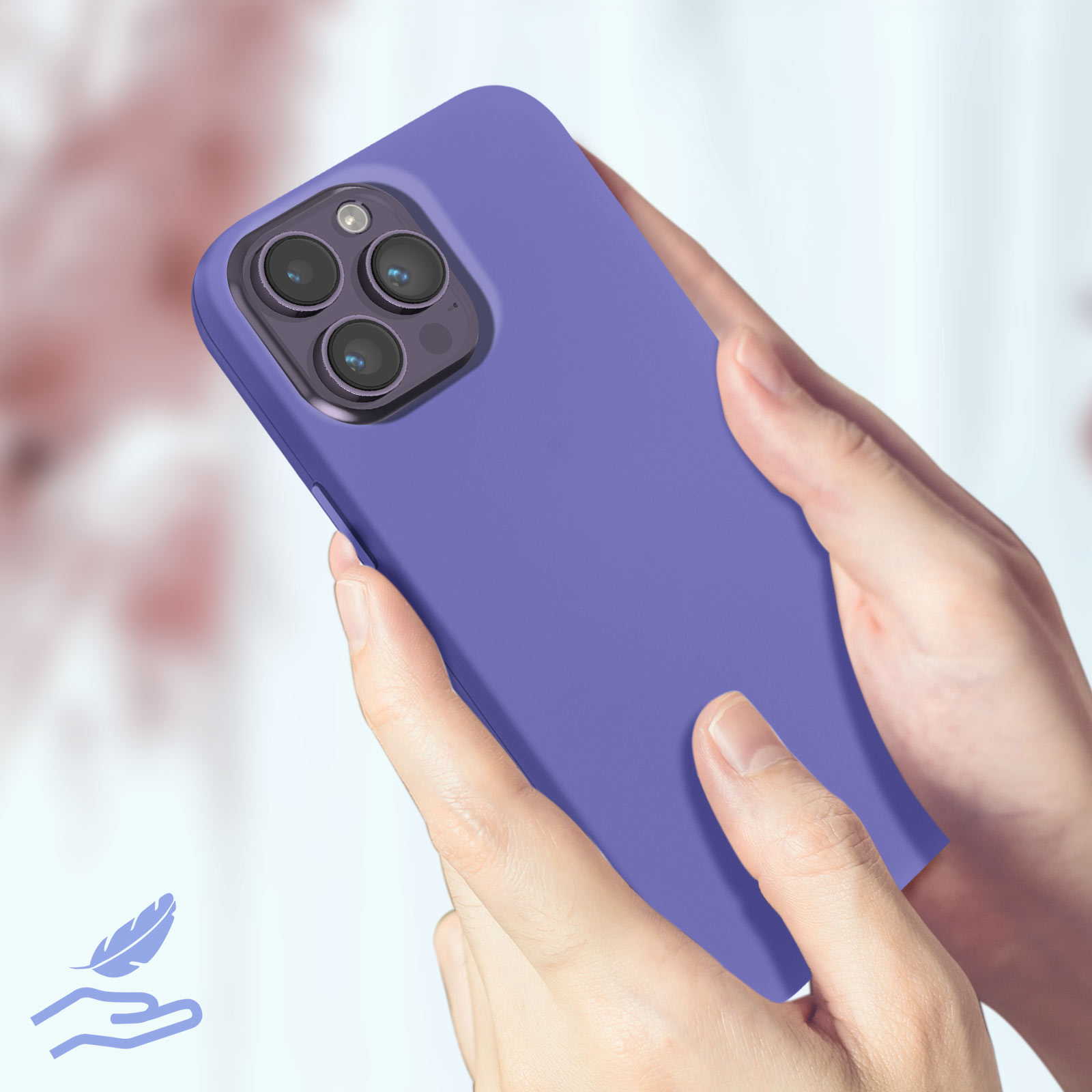 Mains tenant une coque de téléphone violette.