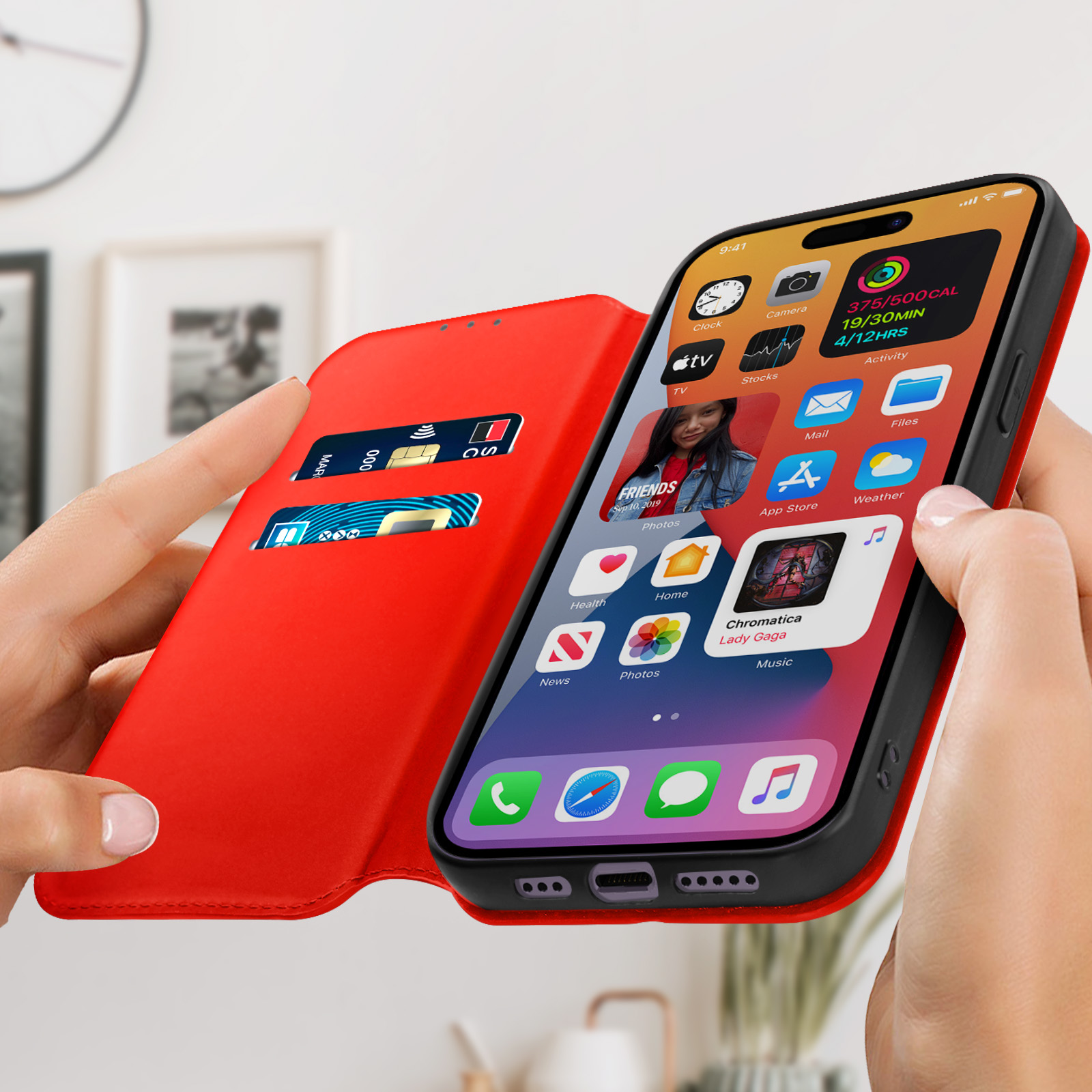 Handen die een rode telefoonhoes vasthouden, met een telefoon met app-pictogrammen en creditcardsleuven.
