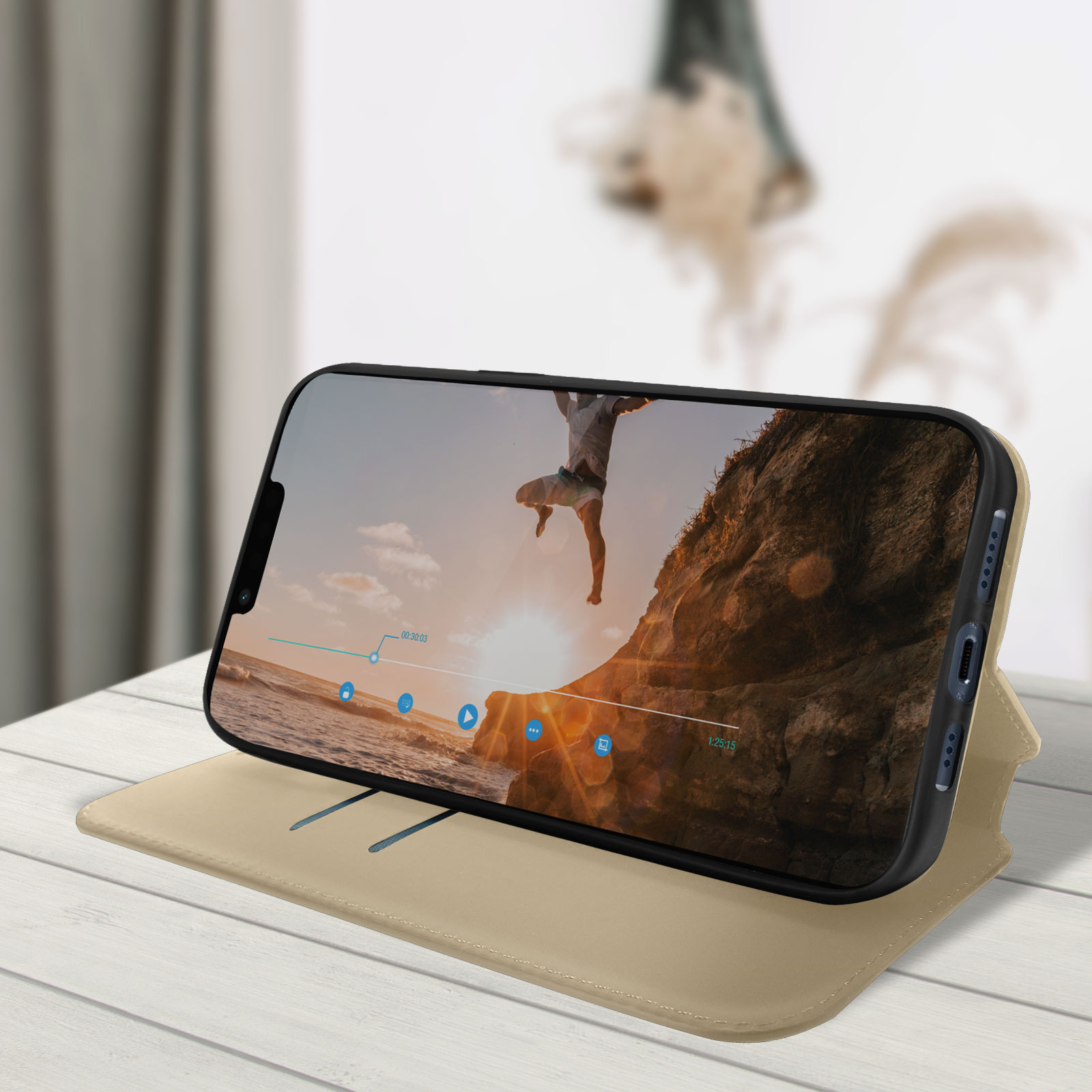 Telefoon in een hoesje, toont video van een persoon die in water springt.