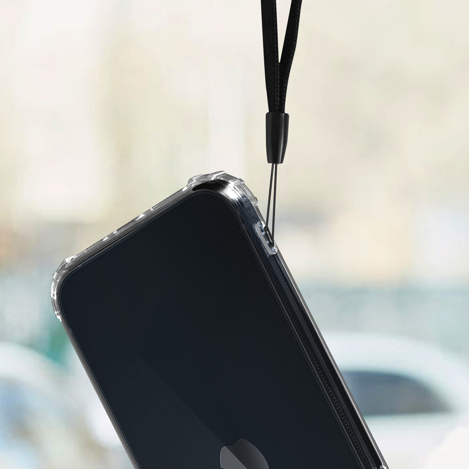 Una custodia trasparente per telefono appesa a un cordino nero. Il telefono è nero.