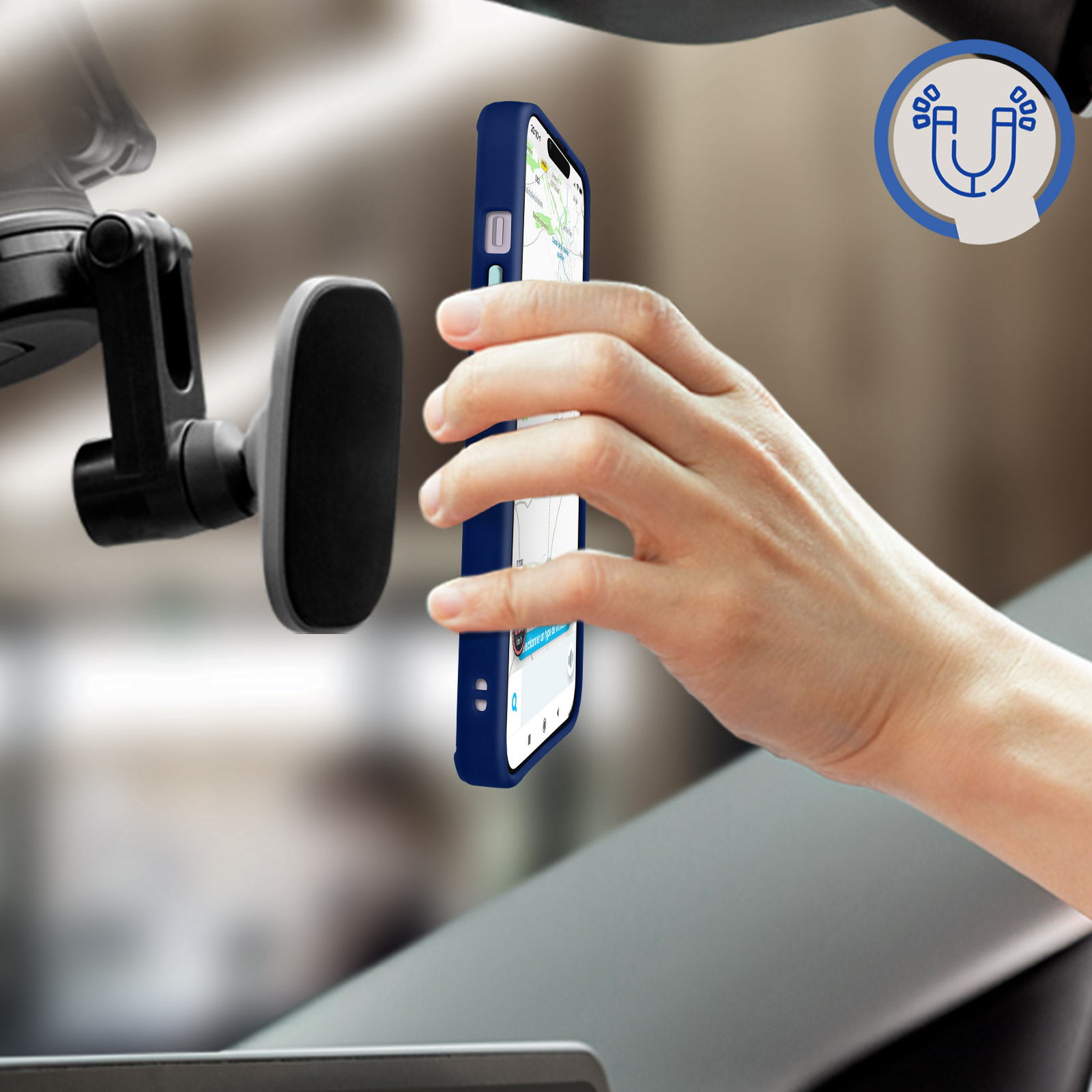 Una persona sostiene un teléfono con una funda azul hacia un soporte para automóvil. El soporte es negro y el teléfono muestra un mapa.