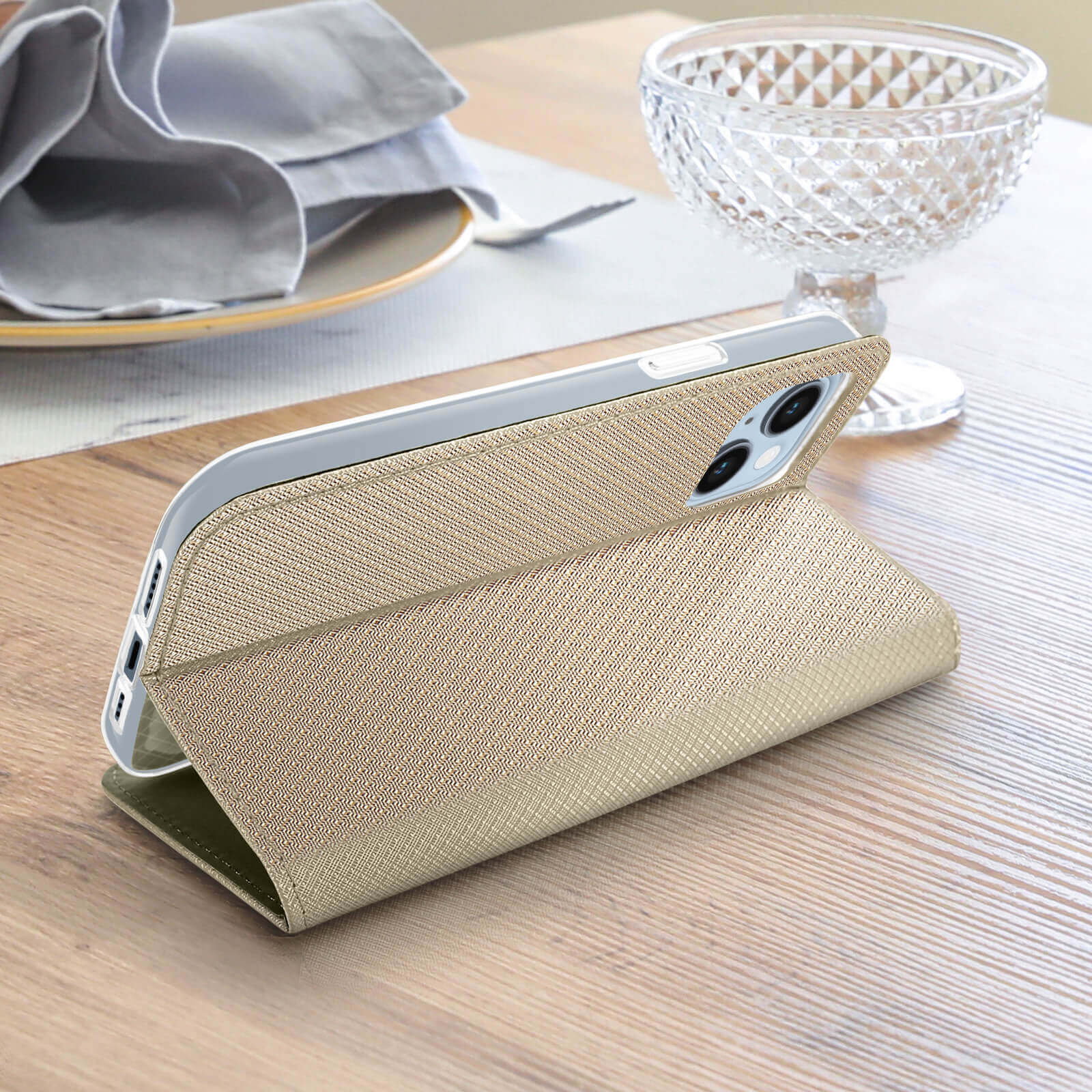 Custodia beige per telefono in piedi su una superficie di legno. Fotocamere del telefono visibili.