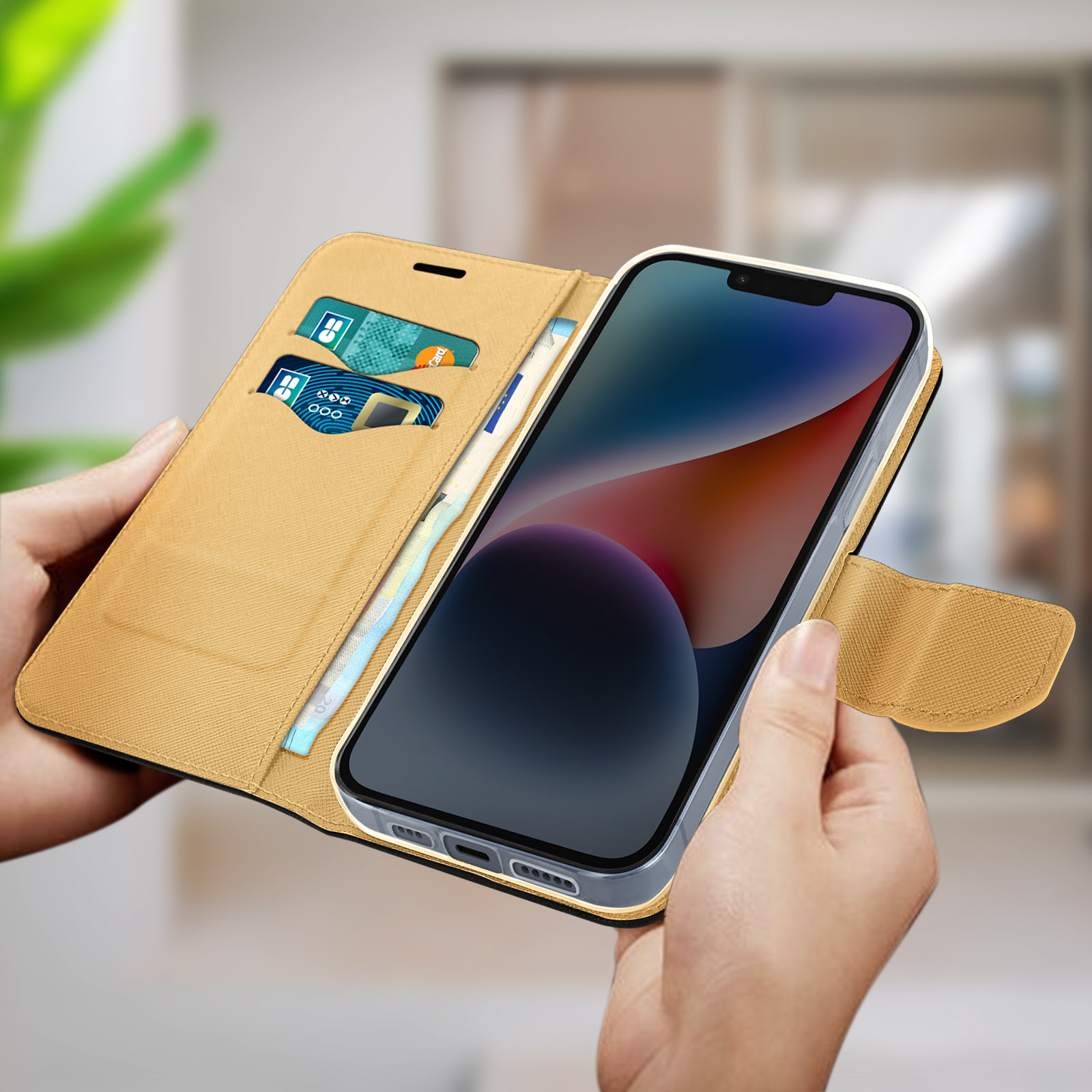 Smartphone in una custodia in pelle beige con carte all'interno, aperto su una superficie di legno.