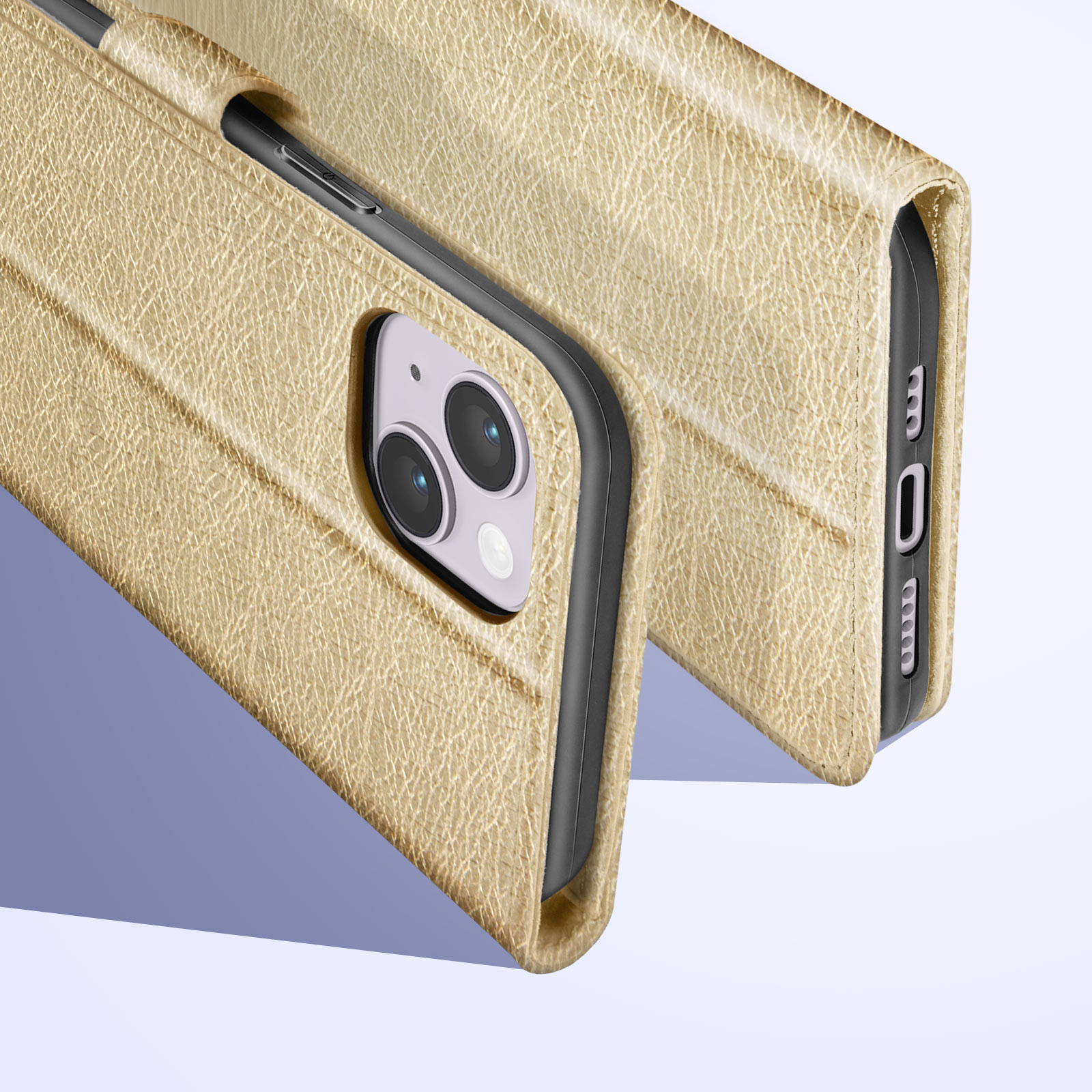 Primo piano di una custodia dorata per telefono con ritaglio per fotocamera, su sfondo azzurro.
