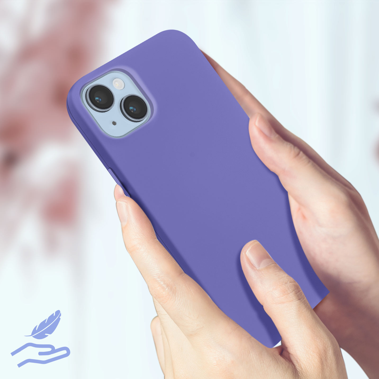 Handen houden een paarse telefoonhoes vast. De telefoon heeft twee camera's.