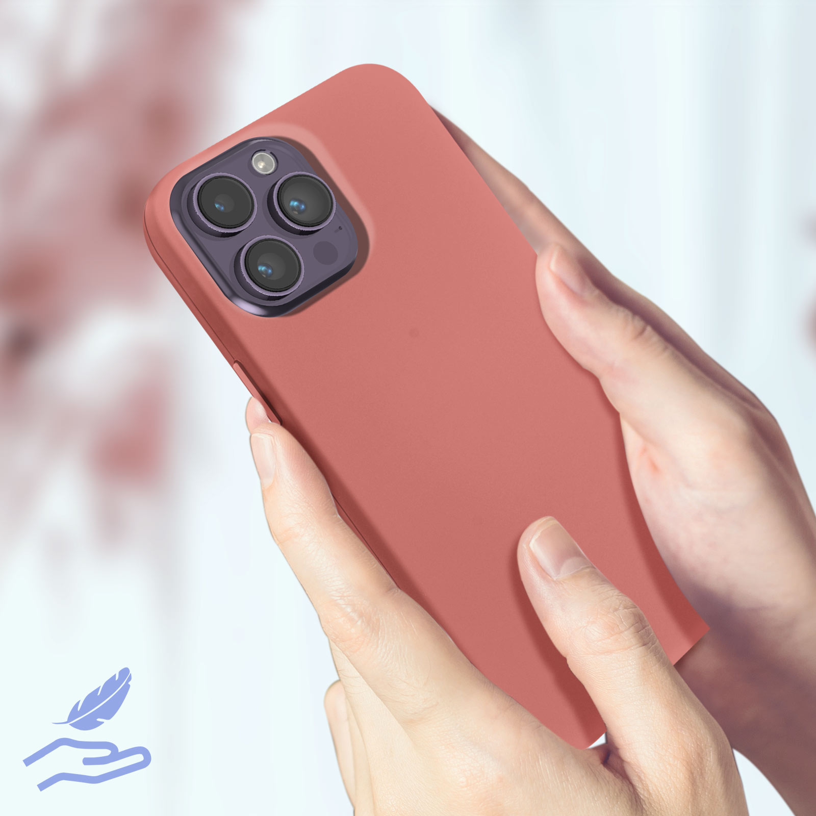 Koraalroze telefoonhoes met camera-openingen, in twee handen gehouden.