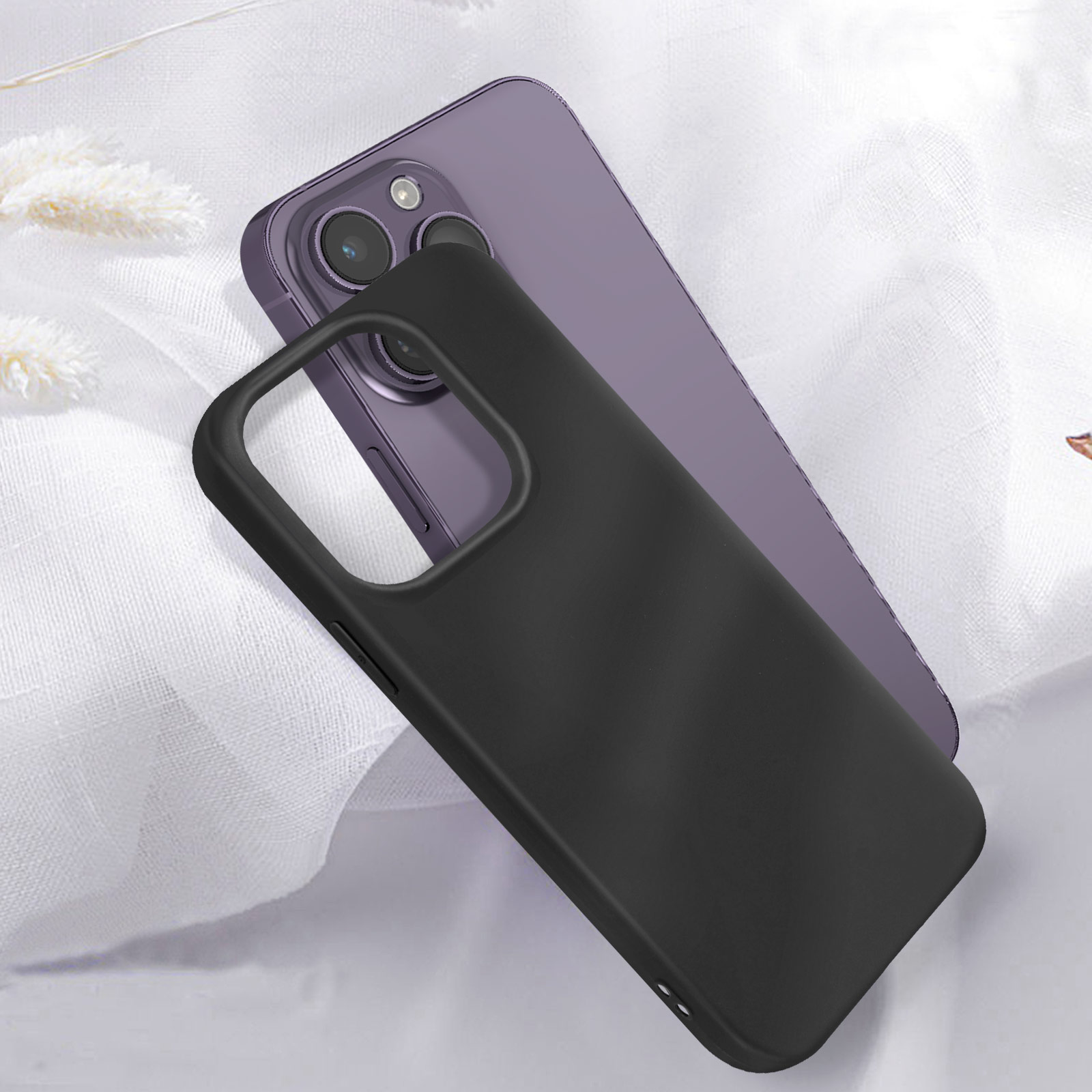 Custodia nera accanto a un telefono viola su tessuto bianco.