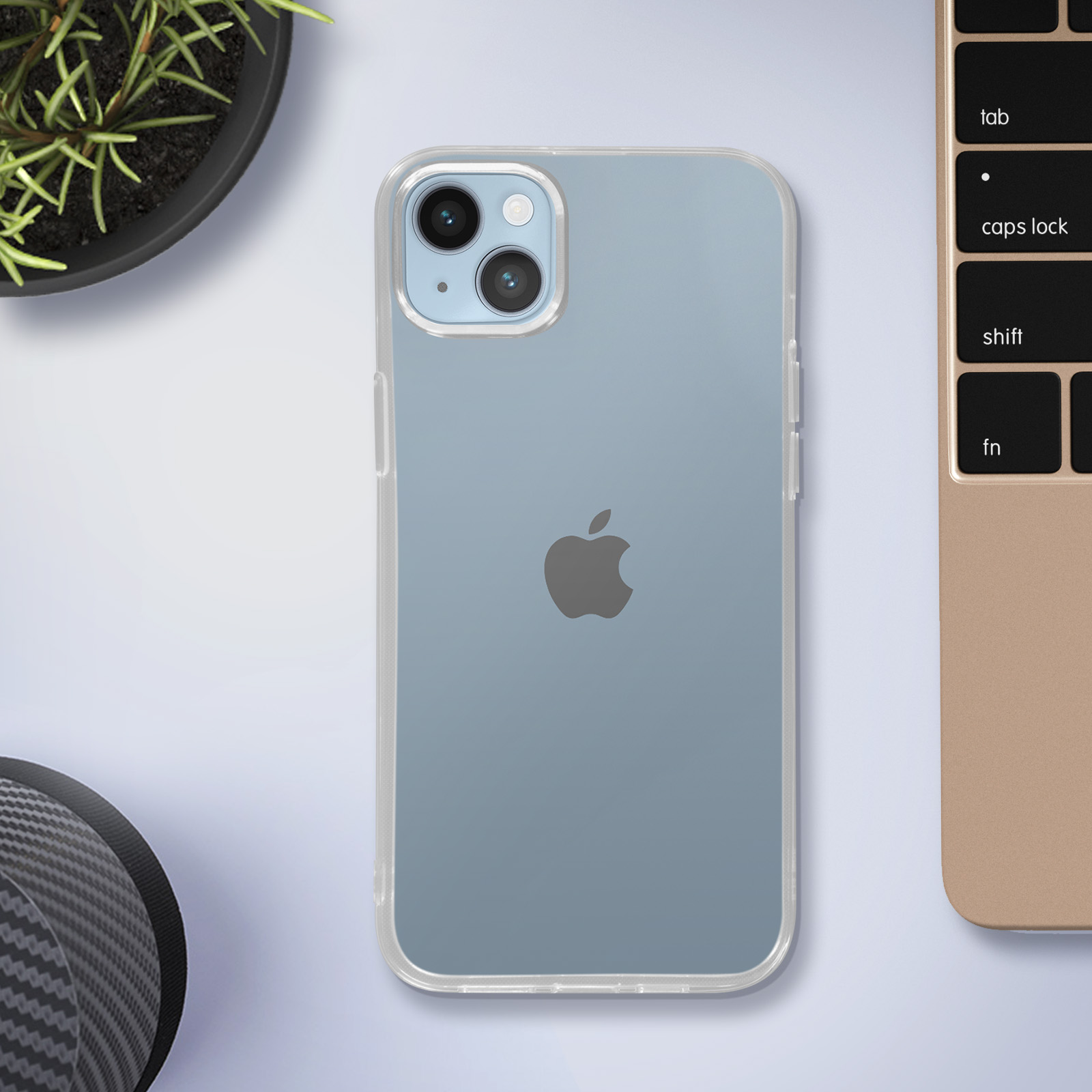 Téléphone bleu dans un étui transparent, à côté d'un clavier d'ordinateur portable. Logo Apple visible.