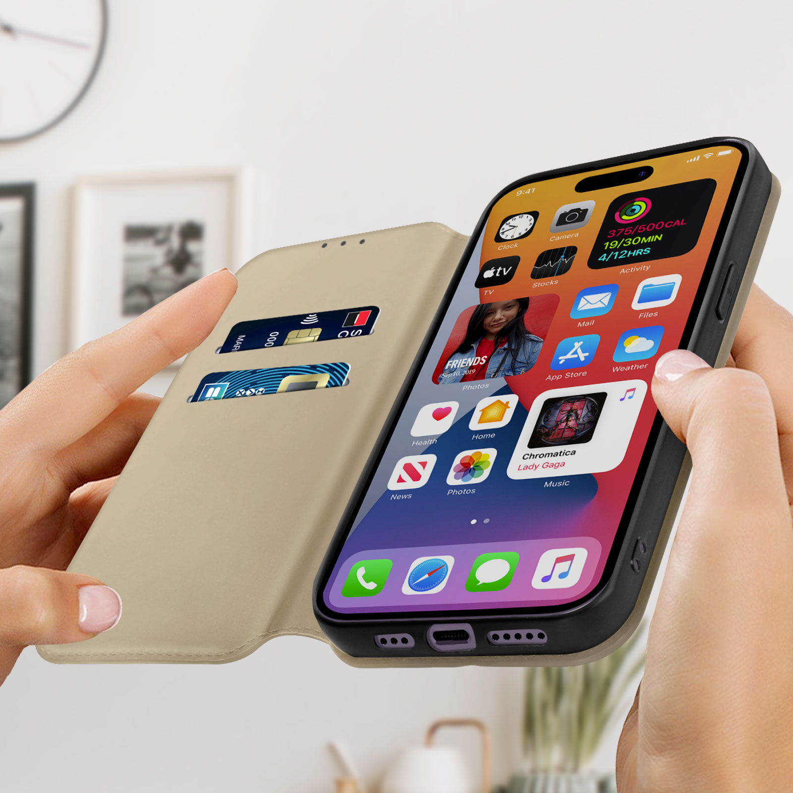 Een persoon houdt een telefoon vast in een beige hoesje. De telefoon toont het startscherm.