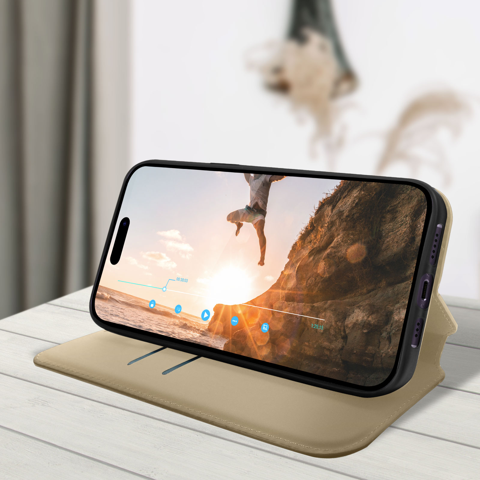 Telefoon met hoesje waarop een video staat van iemand die in het water springt. Het staat op een standaard.