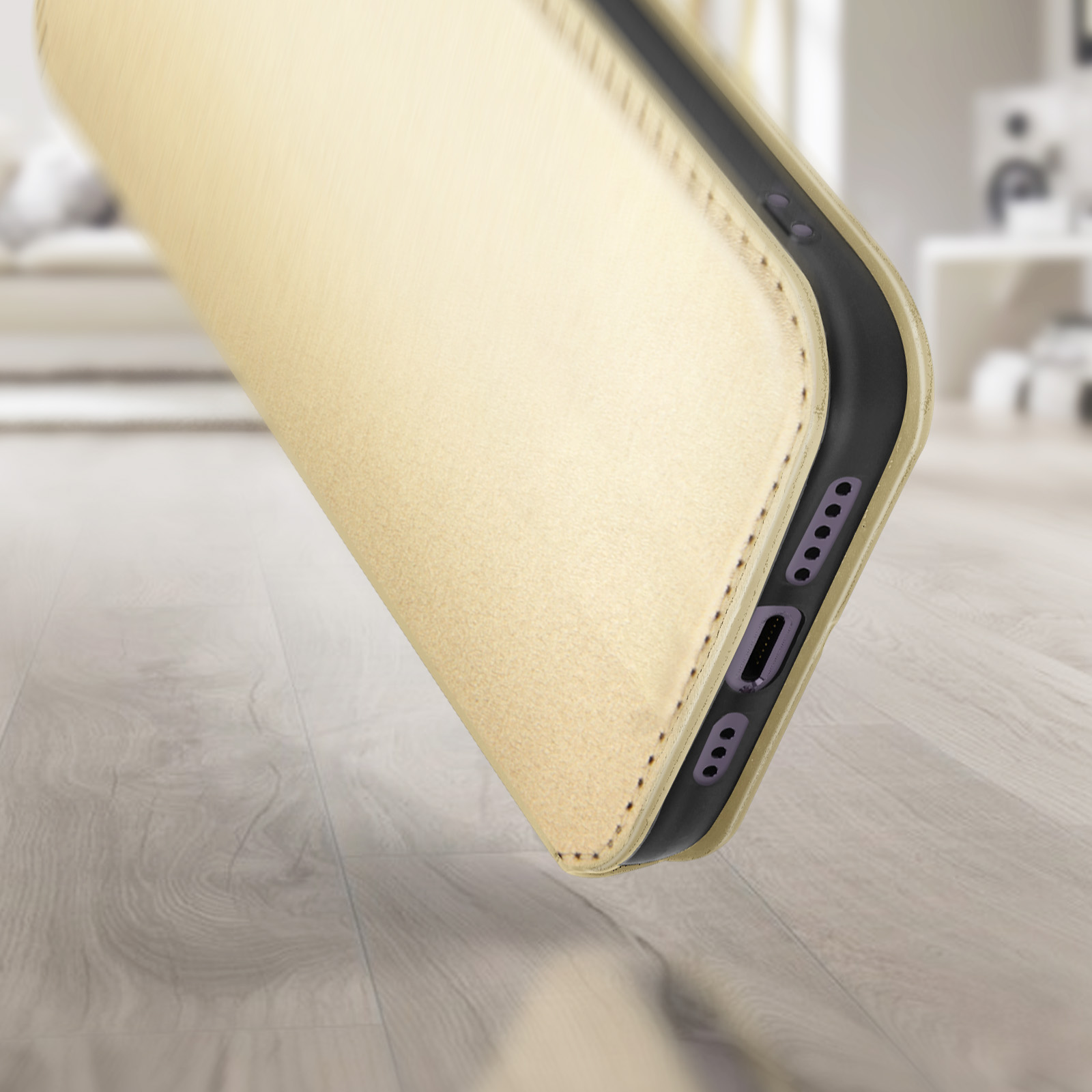 Gros plan d'une coque de téléphone dorée avec une surface texturée.