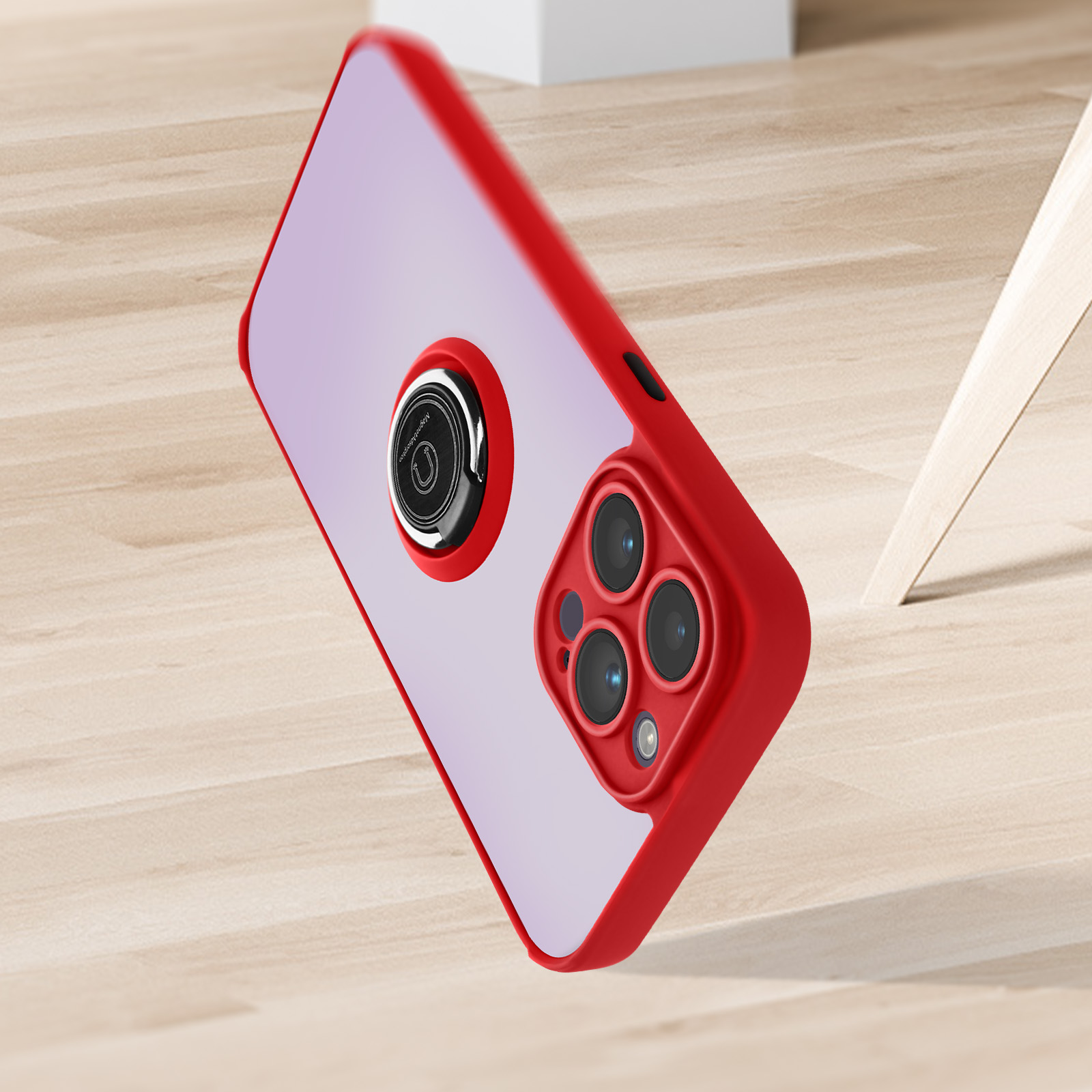 Coque de téléphone rouge avec un support de bague et trois objectifs d'appareil photo, sur une surface en bois.