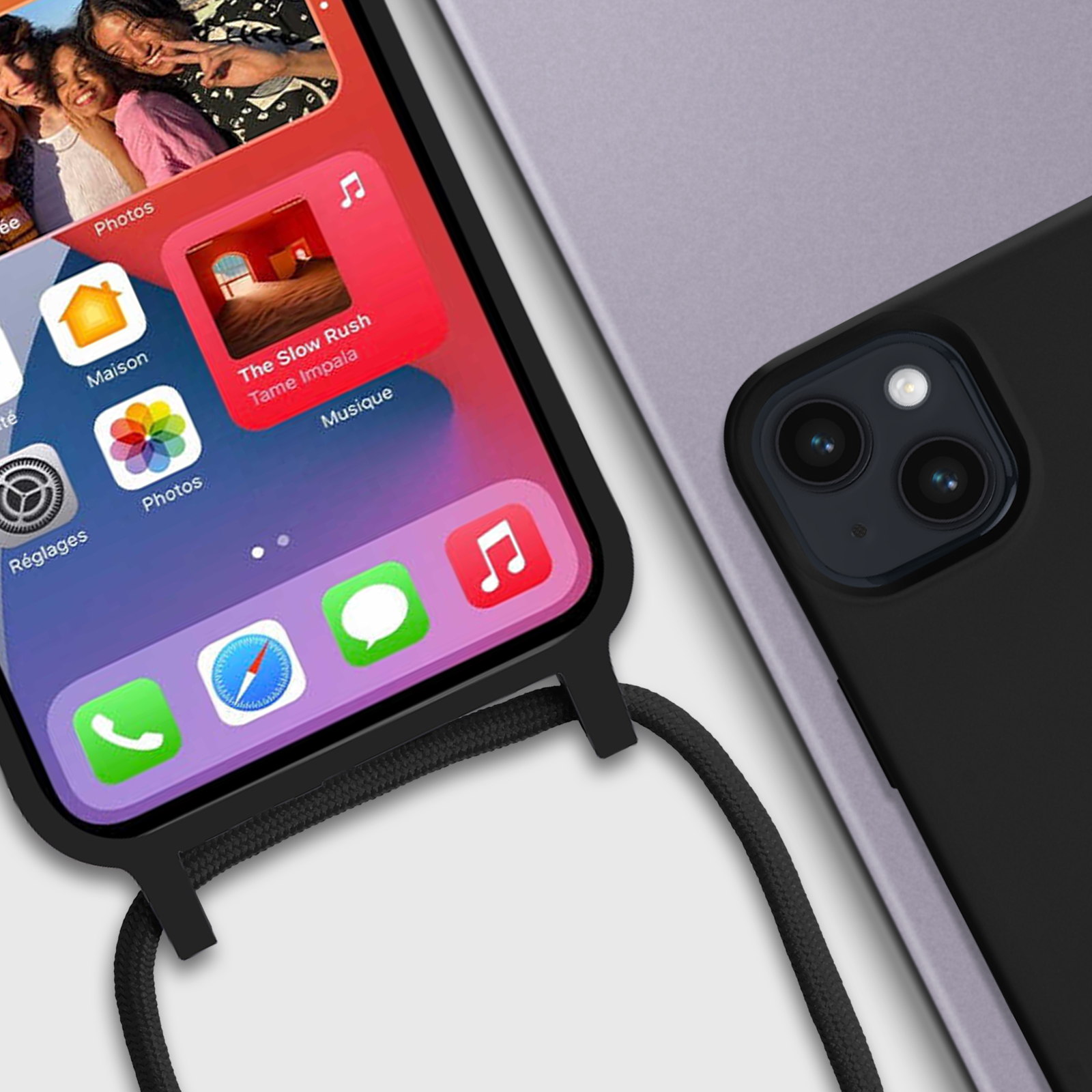 Een telefoon met apps op het scherm en een zwarte hoes met een bandje. Achter, een paarse telefoon.