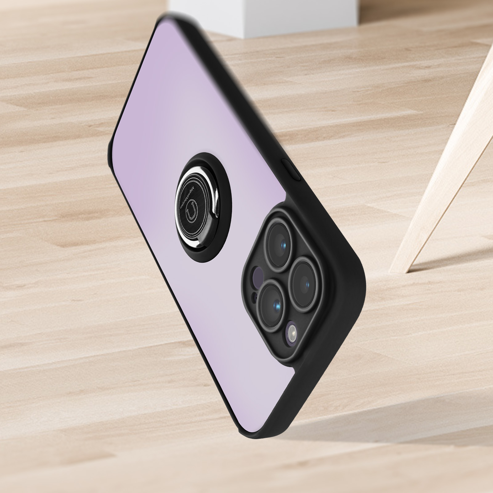 Coque de téléphone avec anneau de maintien, dos violet, sur une surface en bois. Le téléphone est noir.