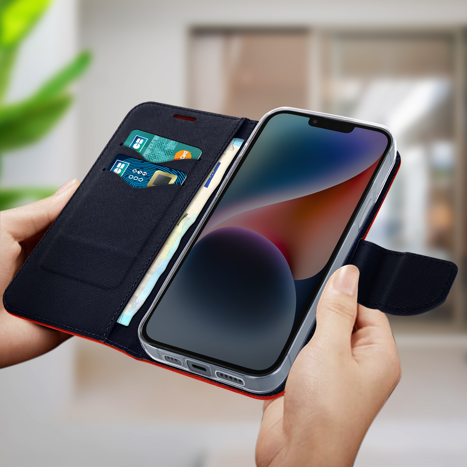 Telefono in custodia a portafoglio aperta, con carte e denaro visibili, tenuto in mani.