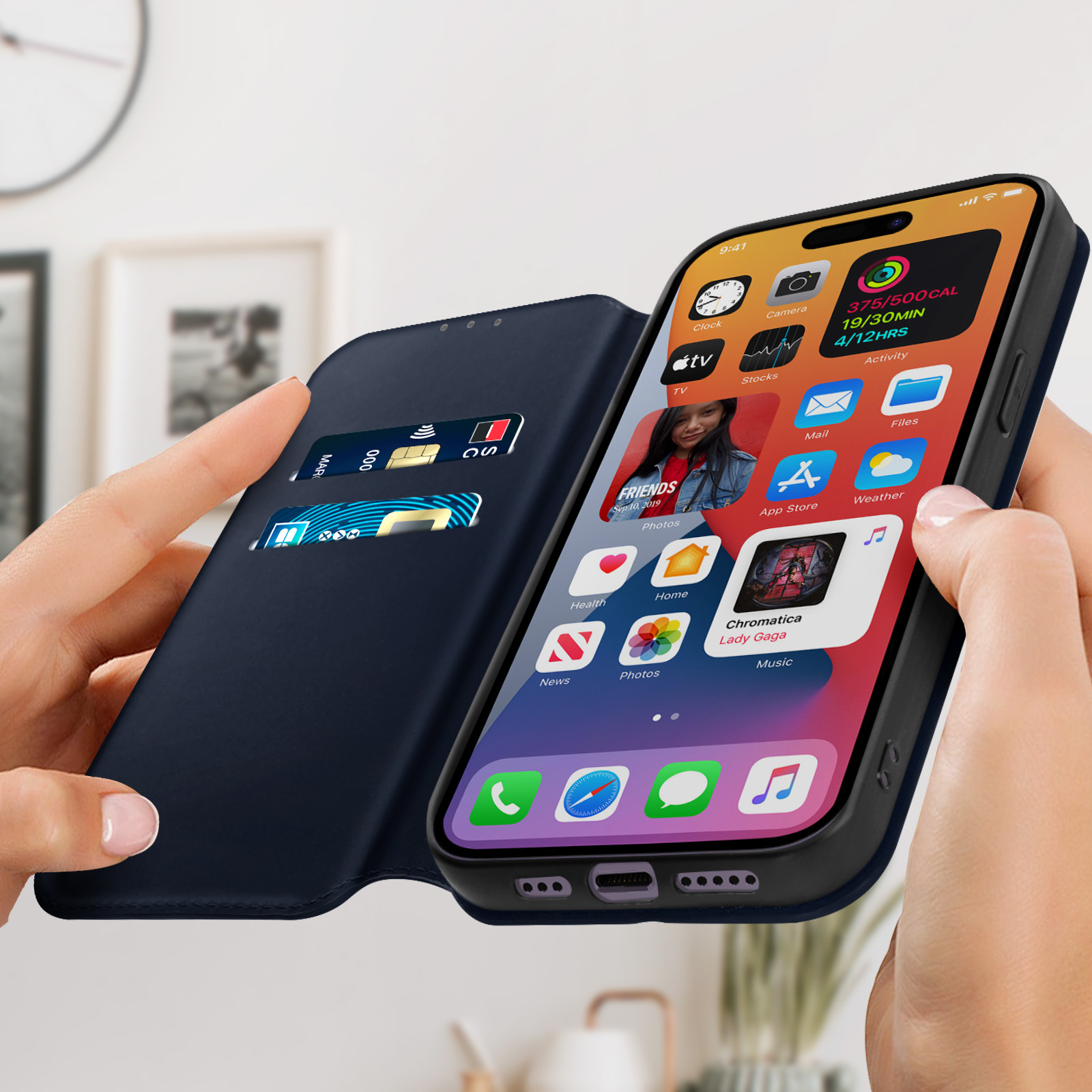 Telefono in una custodia blu, aperto per mostrare lo schermo. La custodia ha fessure per carte.