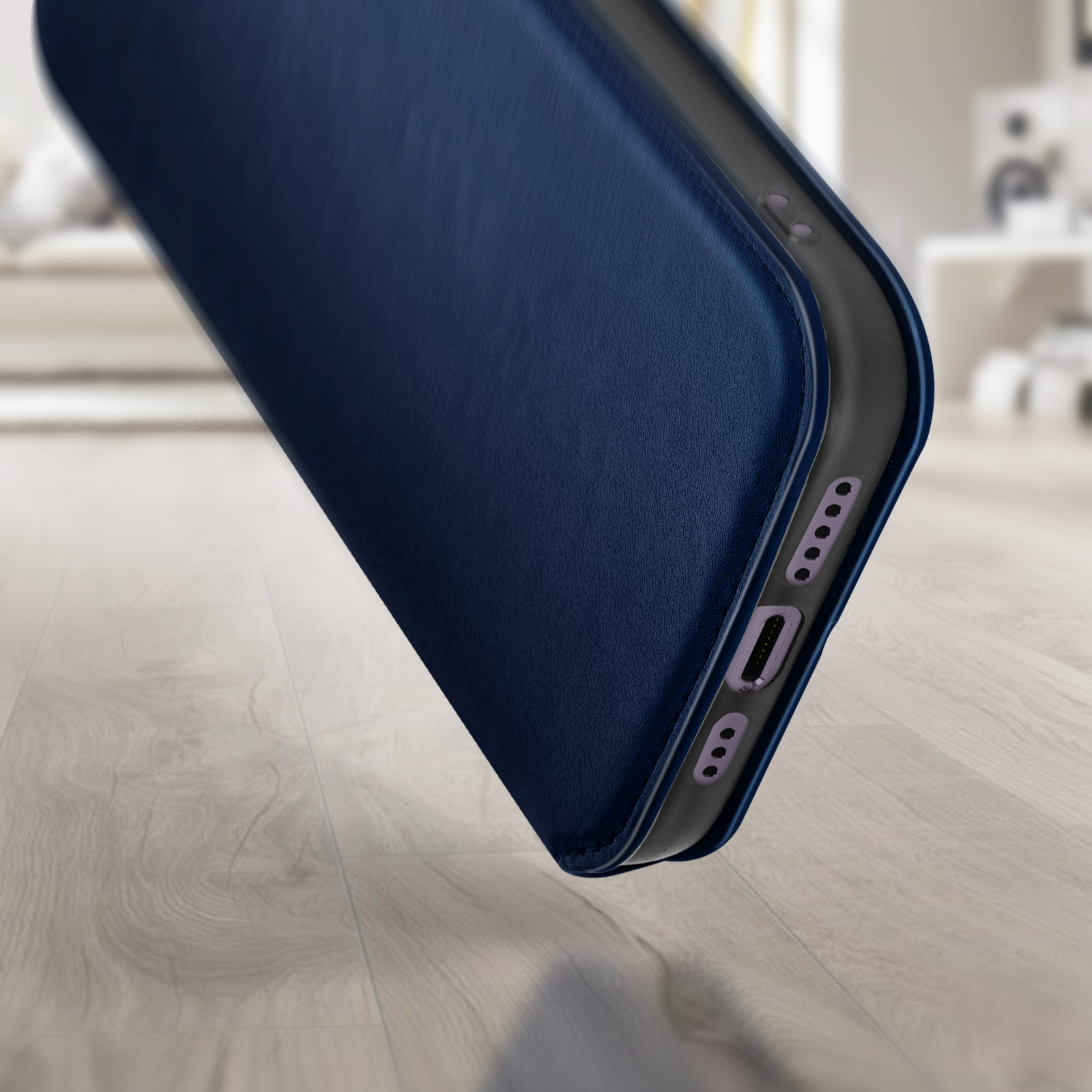 Blauwe leren telefoonhoes gedeeltelijk open, met de binnenkant met knoppen.