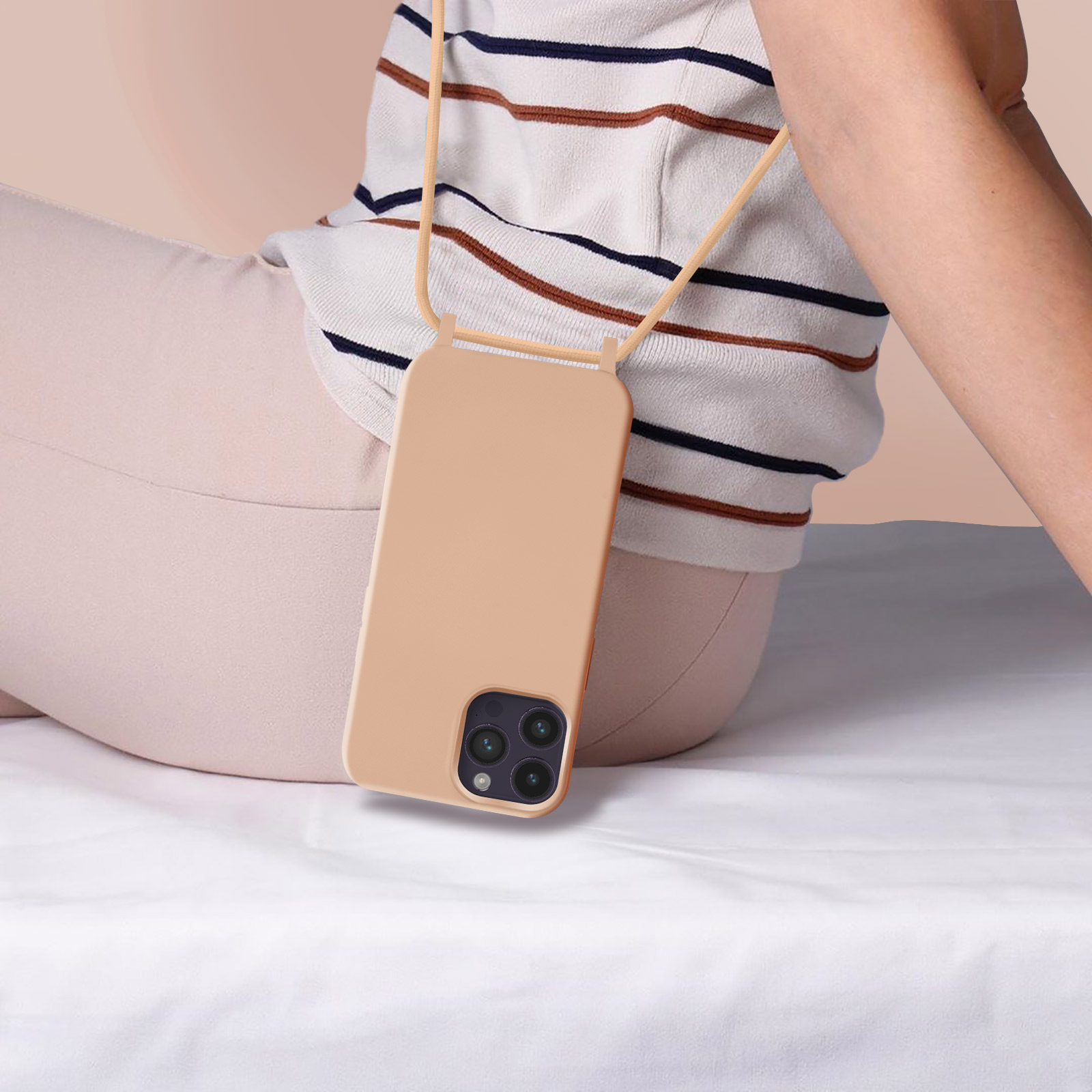 Personne portant une coque de téléphone avec un cordon autour du cou.