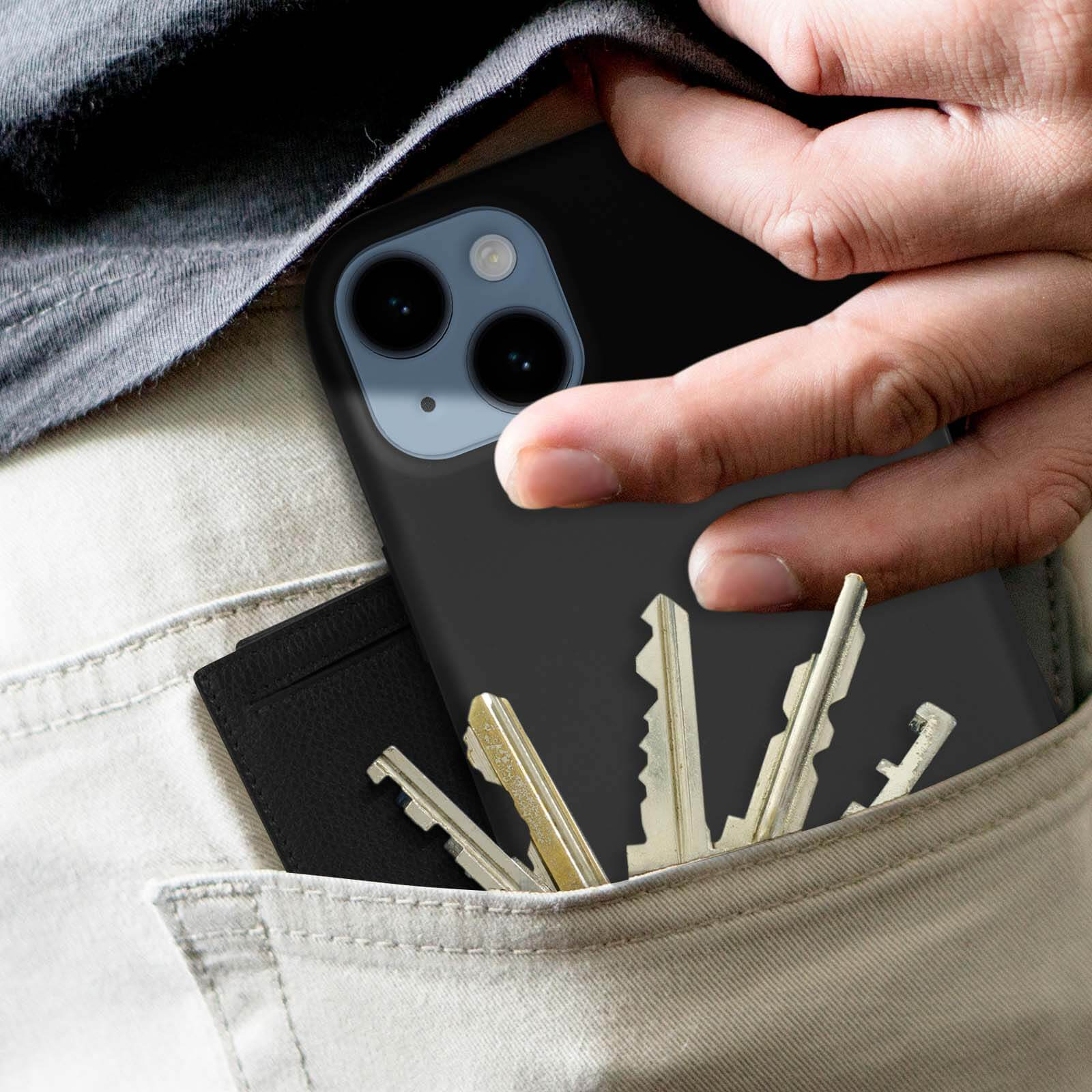 Main dans la poche, tenant un téléphone et des clés dans une poche.