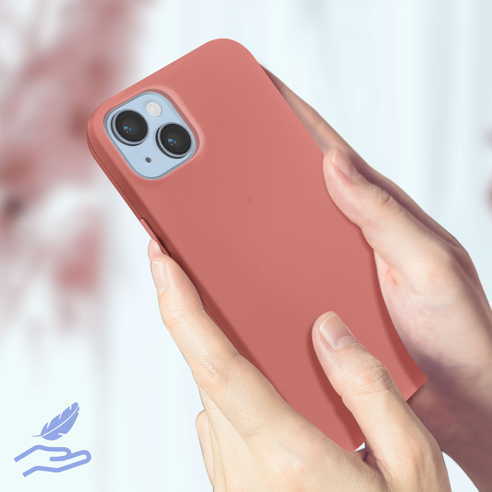 Mains tenant une coque de téléphone corail. Icône de plume bleue en bas à gauche.