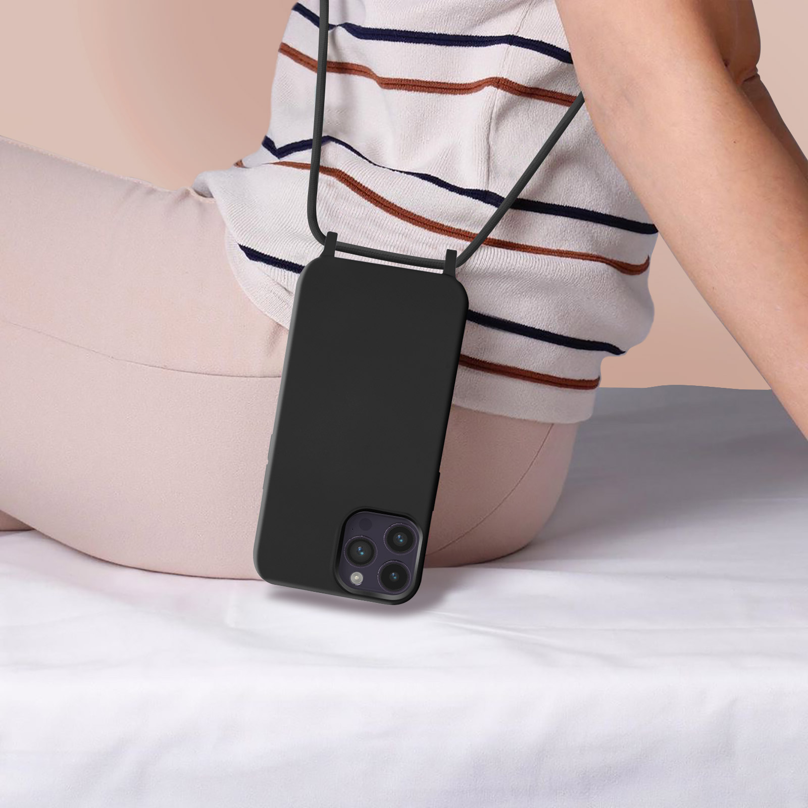 Zwarte telefoonhoes met een band, vastgehouden door een persoon, close-up.