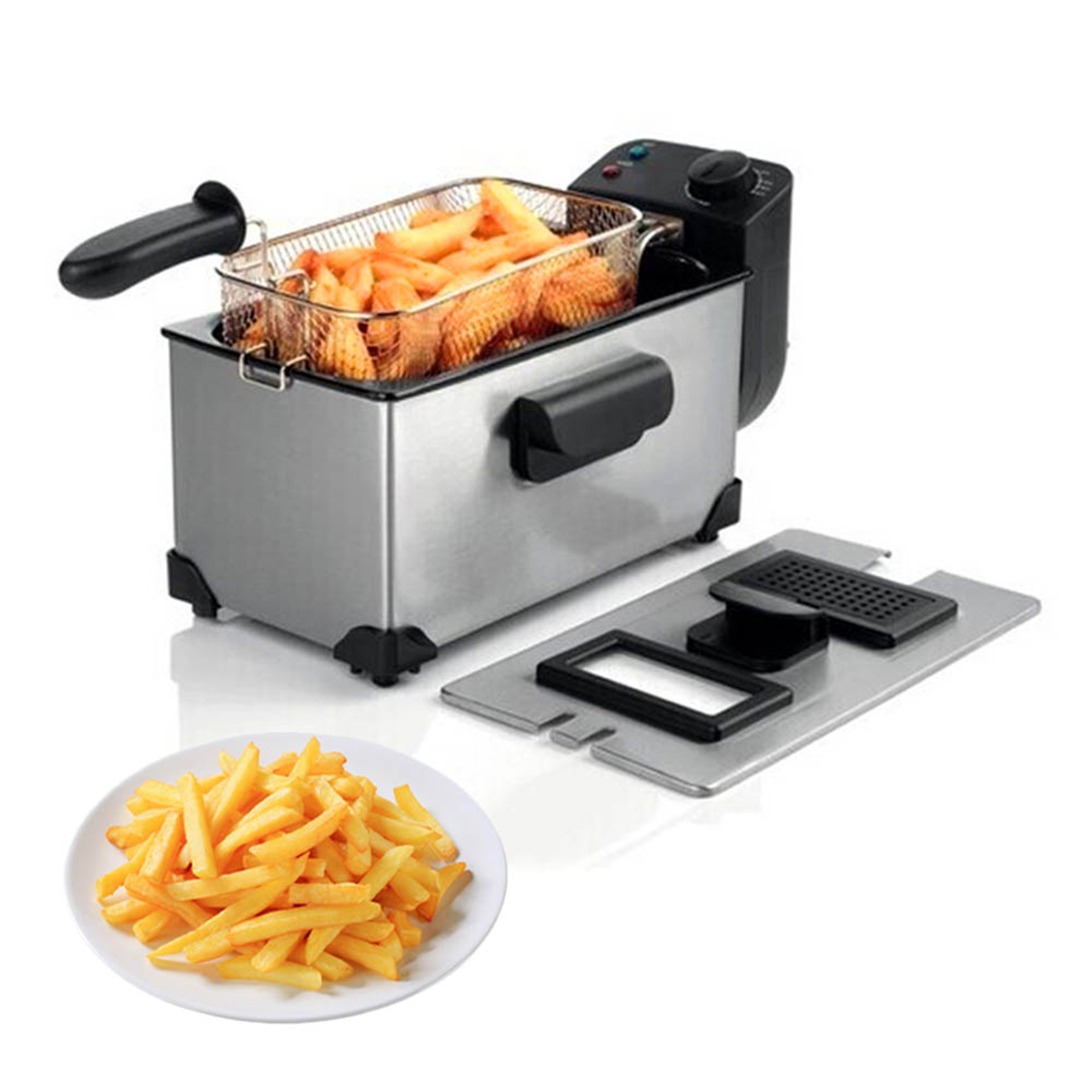 Una freidora de acero inoxidable con una cesta de patatas fritas y un plato de patatas fritas al lado.