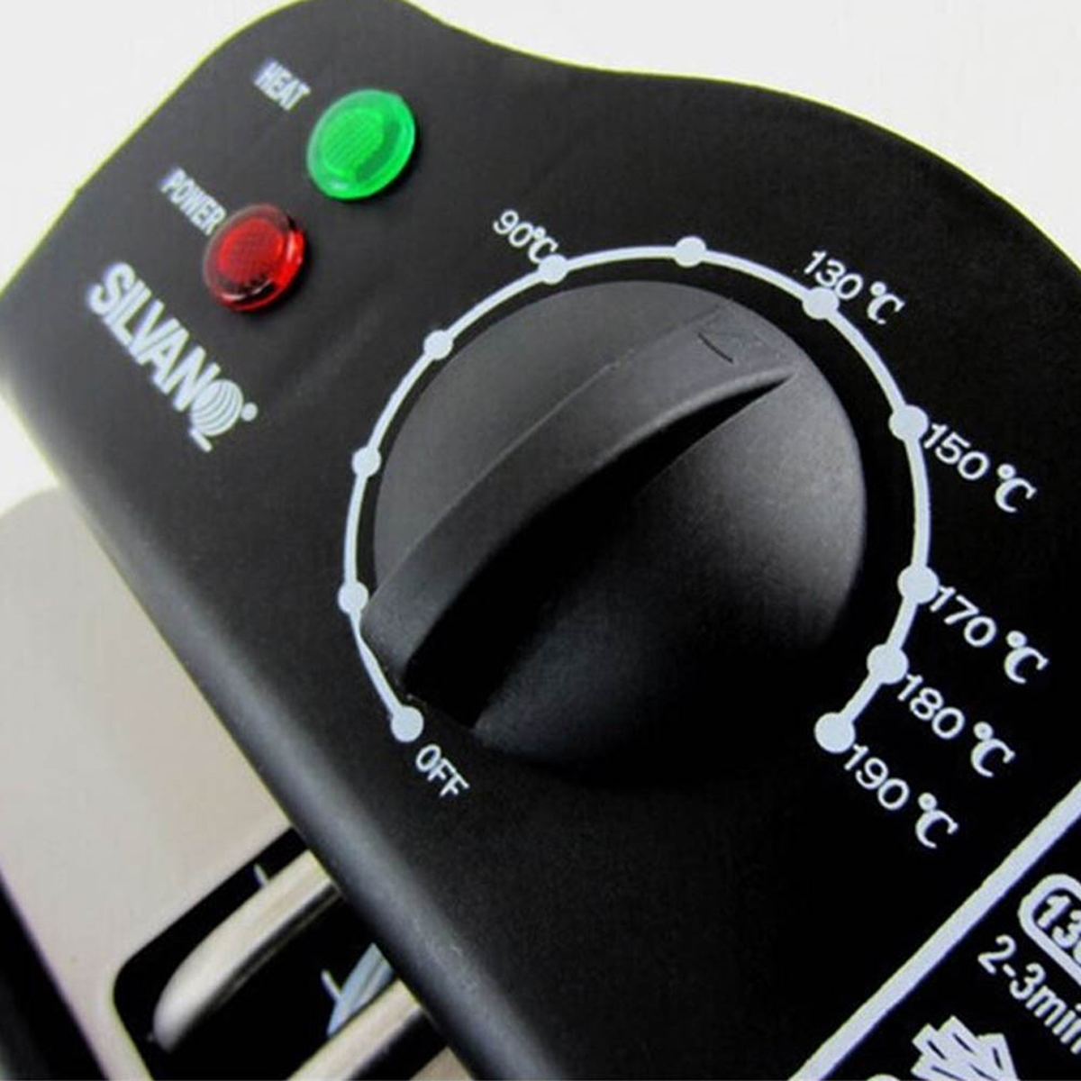 Panel de control negro con ajustes de temperatura y luces.