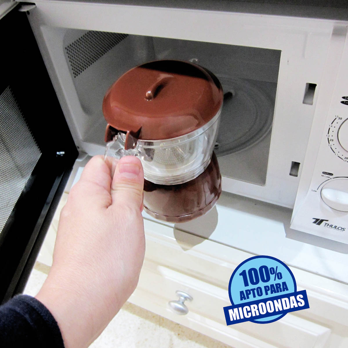 Una mano sacando un recipiente apto para microondas de un microondas.