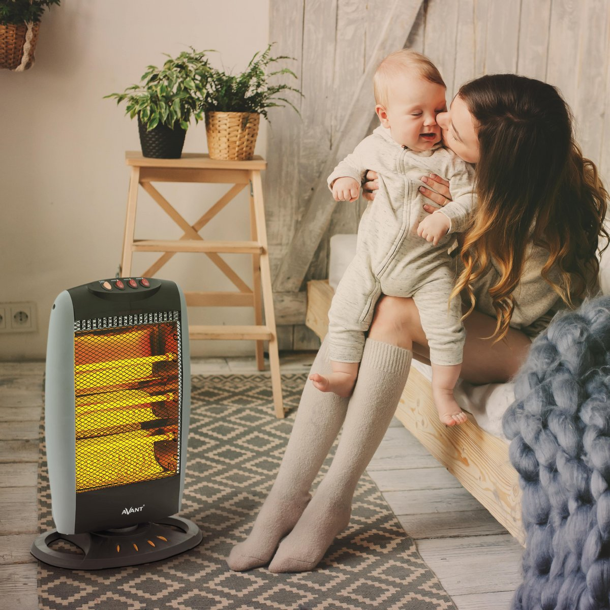 Una mujer sostiene a un bebé cerca de un calefactor eléctrico. El calefactor está encendido. Alfombra y plantas.