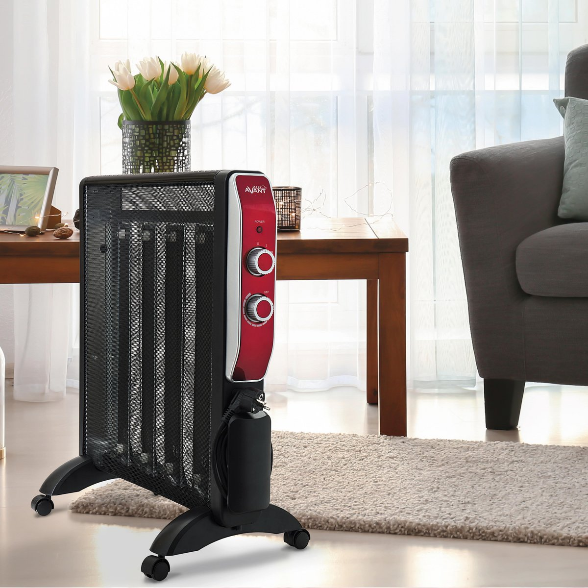 Calentador eléctrico negro con panel de control rojo, de pie en una habitación con alfombra y sofá.