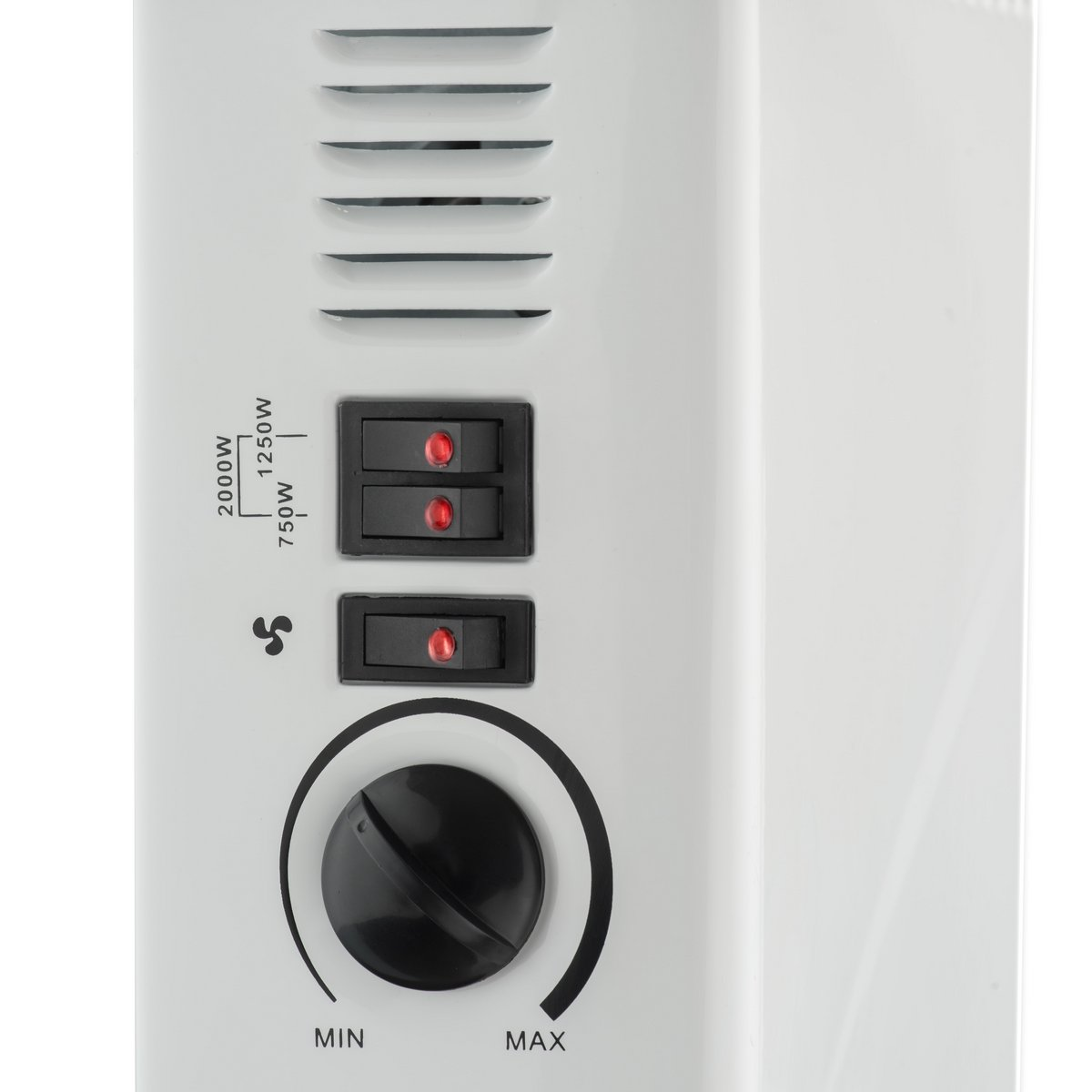 Calentador blanco con controles: ventilador y ajustes de potencia (750W, 1250W, 2000W). Dial negro.