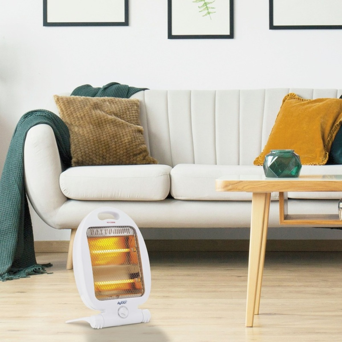 Calentador eléctrico blanco en salón. Sofá, cojines y mesa visibles.