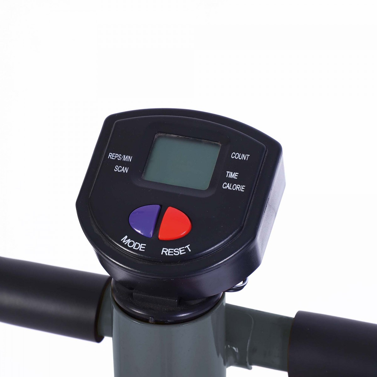 Primo piano del display di un computer da bicicletta con pulsanti. Visualizza testo e ha pulsanti di modalità e reset.