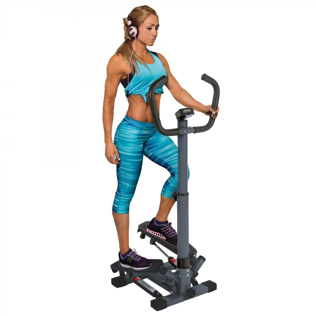 Una donna su una macchina stepper, con le cuffie, in una palestra. Si sta allenando e tiene le maniglie.
