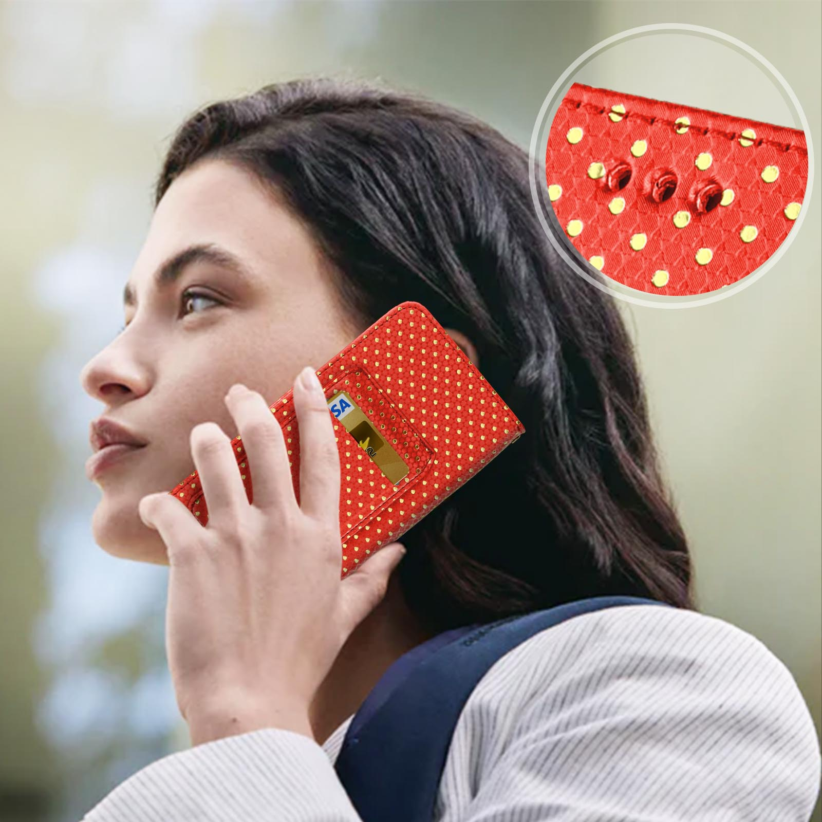 Una donna tiene in mano una custodia per telefono rossa a pois bianchi. C'è una carta di credito nella custodia.