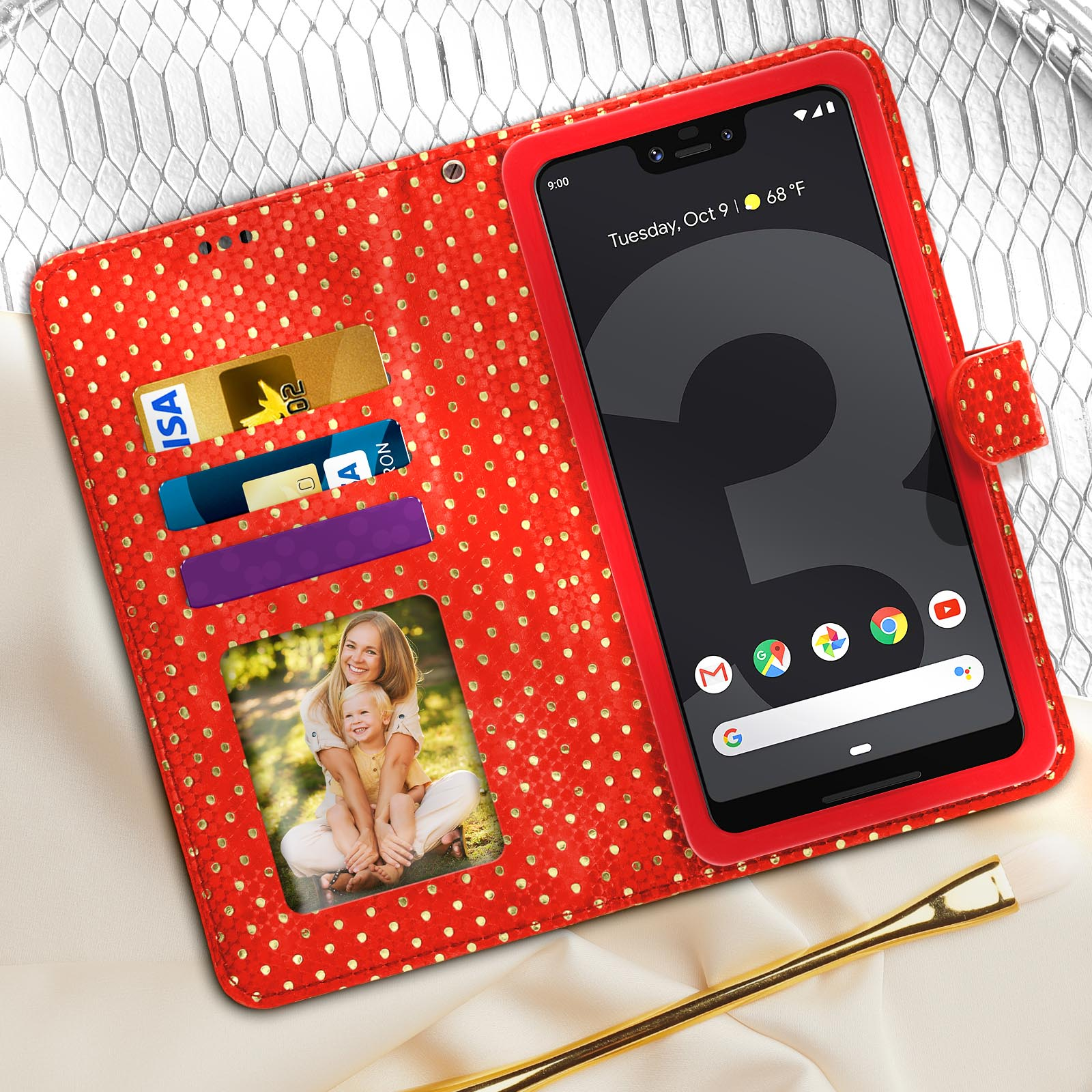 Una custodia rossa per telefono con un telefono all'interno. Ci sono carte di credito, una foto e icone sullo schermo.
