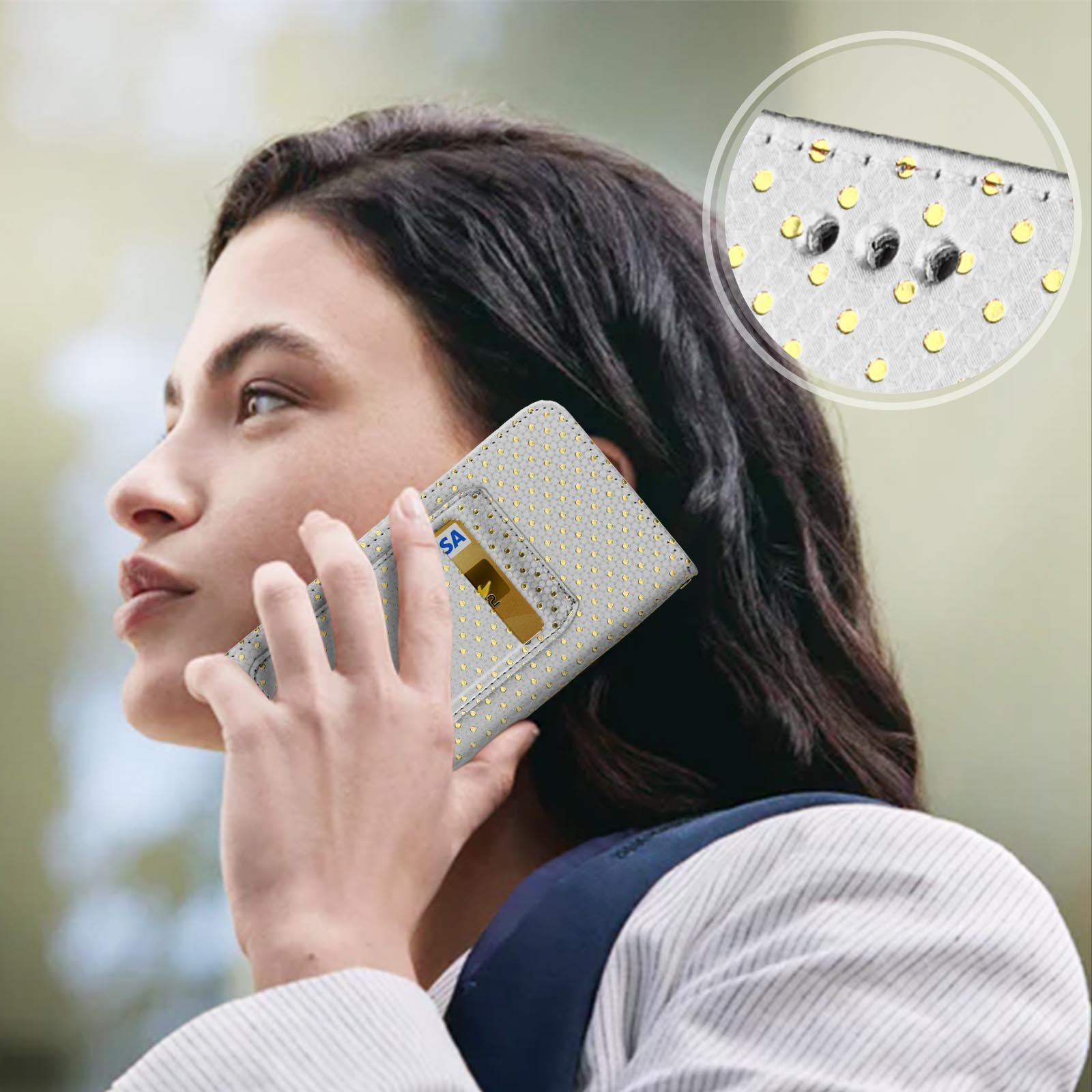 Donna che tiene una custodia del telefono vicino all'orecchio. Carta oro visibile.