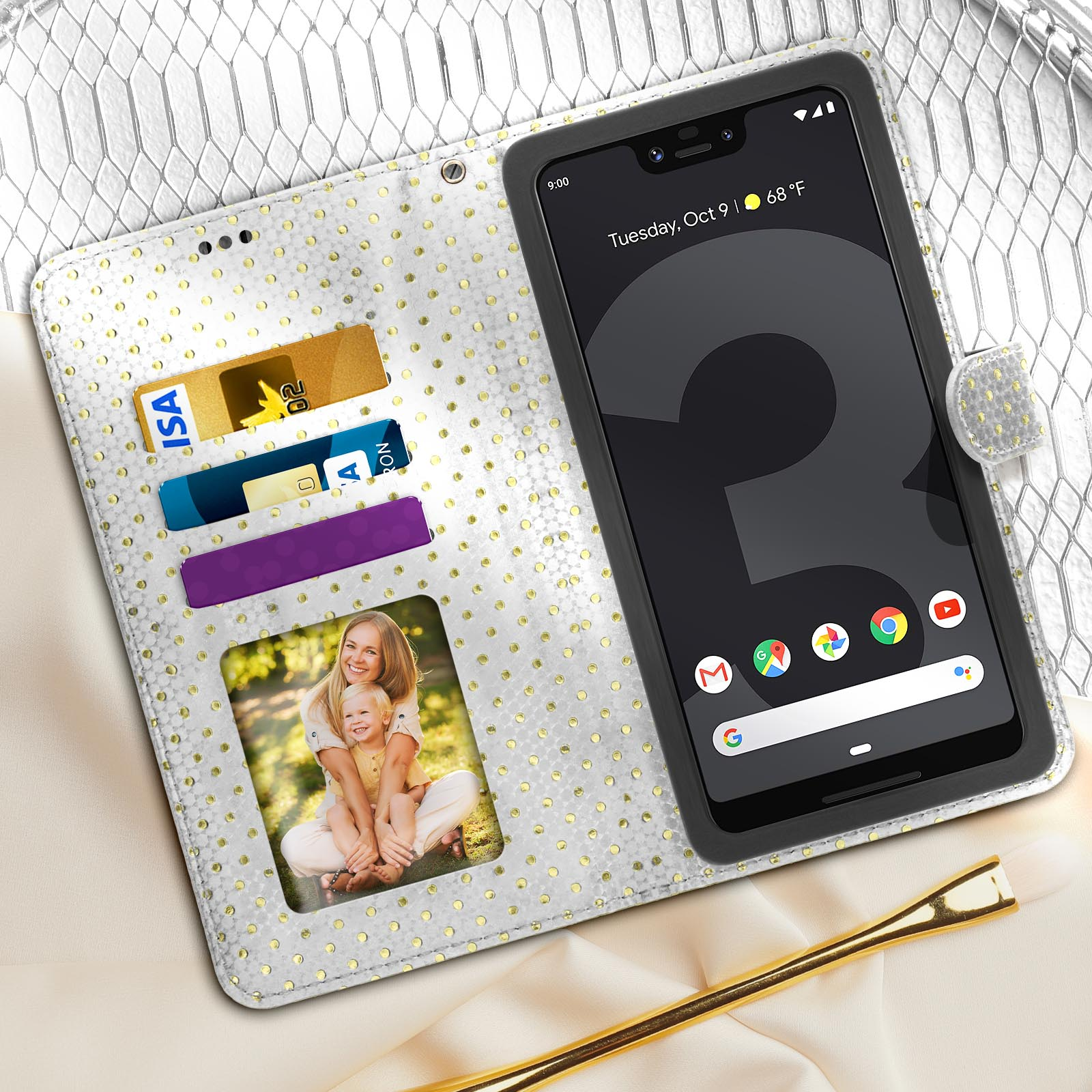 Una custodia bianca con un telefono all'interno, carte di credito e una foto.