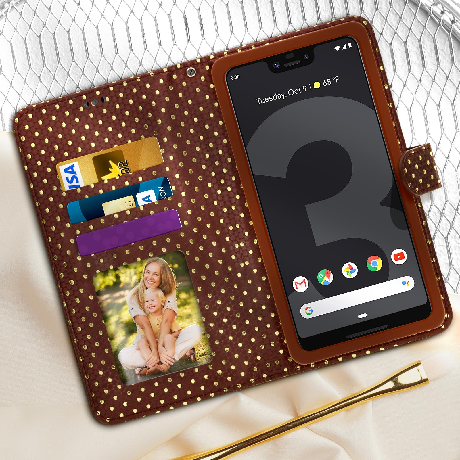 Una custodia per telefono aperta, che mostra un telefono con carte e una foto.