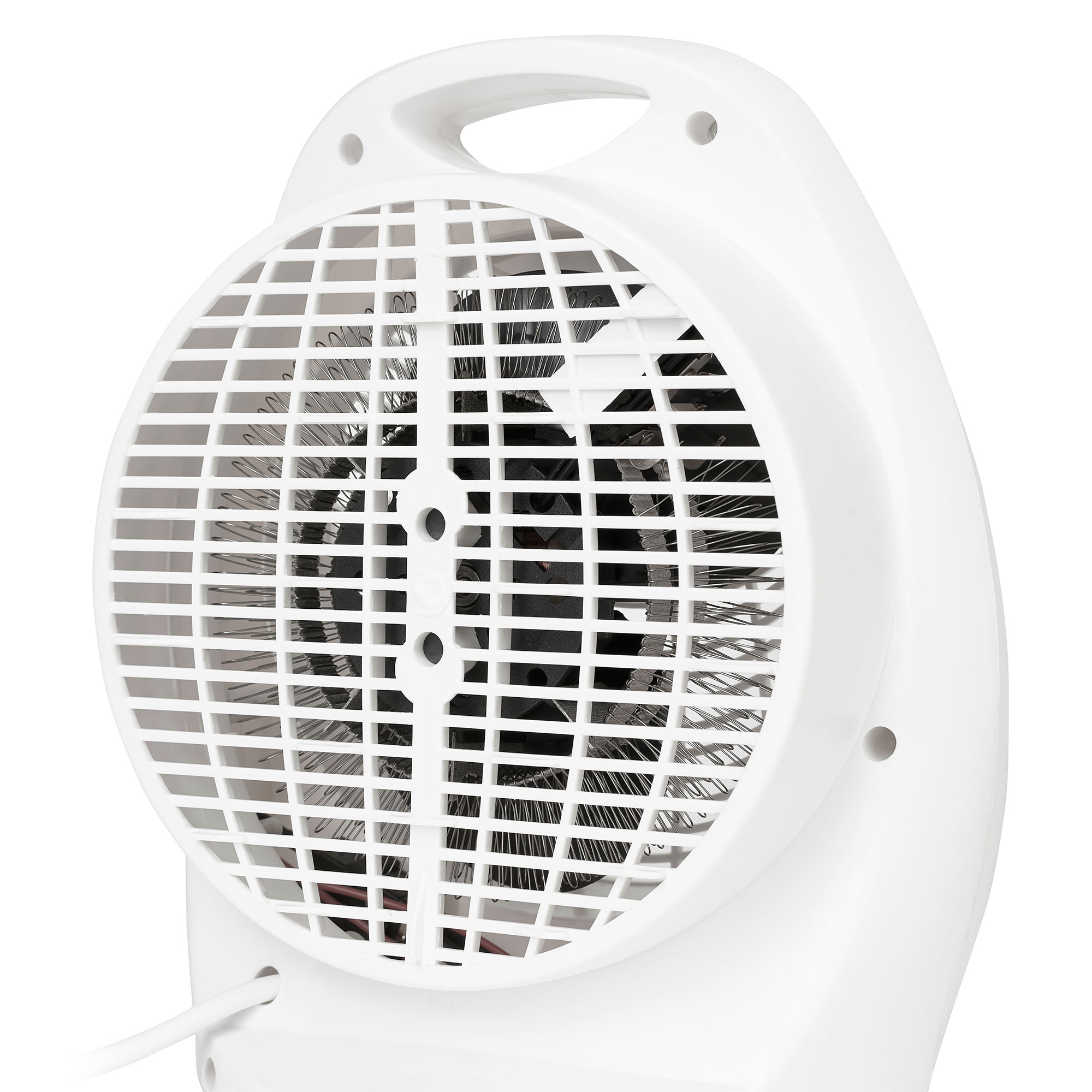 Un calefactor con ventilador blanco con rejilla protectora en un fondo blanco.