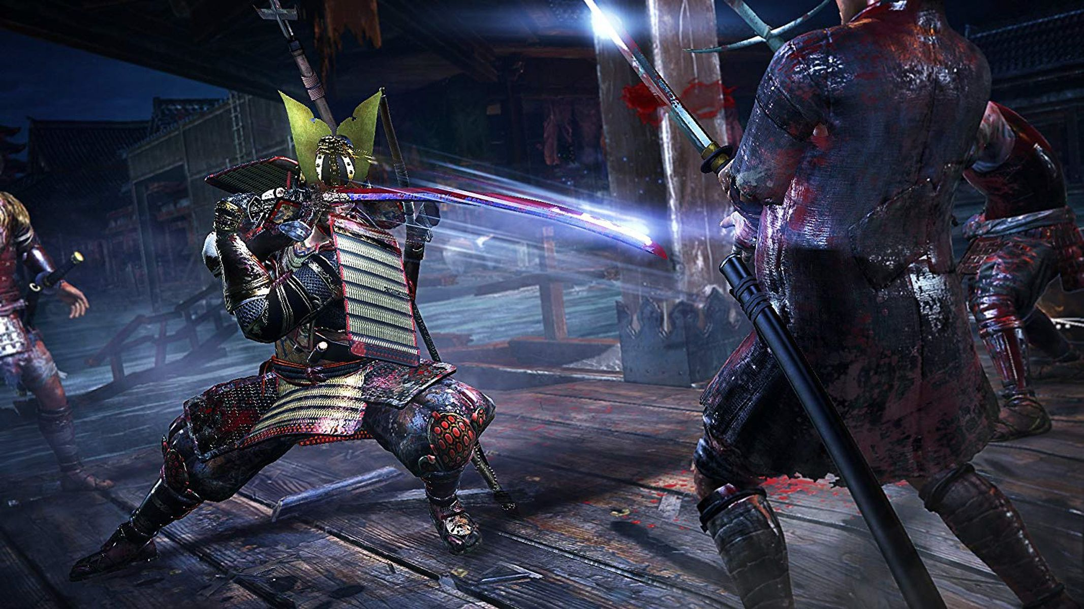 Samurai-Duell im Kampf. Ein Krieger in Rüstung, ein anderer in dunkler Kleidung, vor Kulisse.