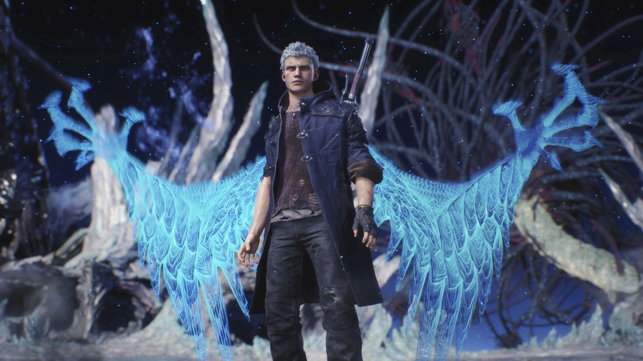 Mężczyzna z niebieskimi skrzydłami, w długim płaszczu z mieczem, w scenerii fantasy.