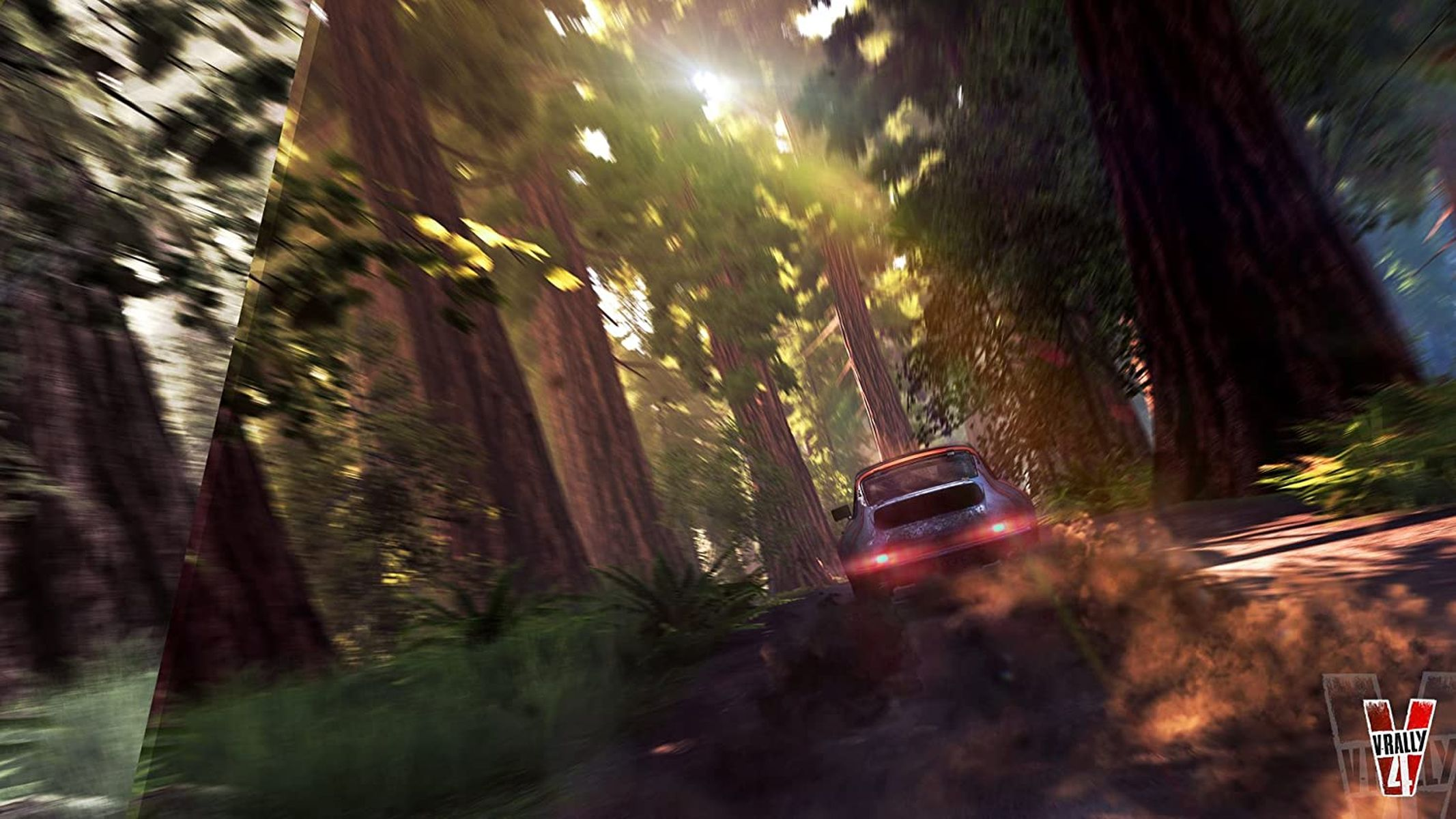 Ein Auto rast durch einen Wald, wobei Sonnenlicht durch die Bäume filtert und eine dynamische Szene erzeugt.